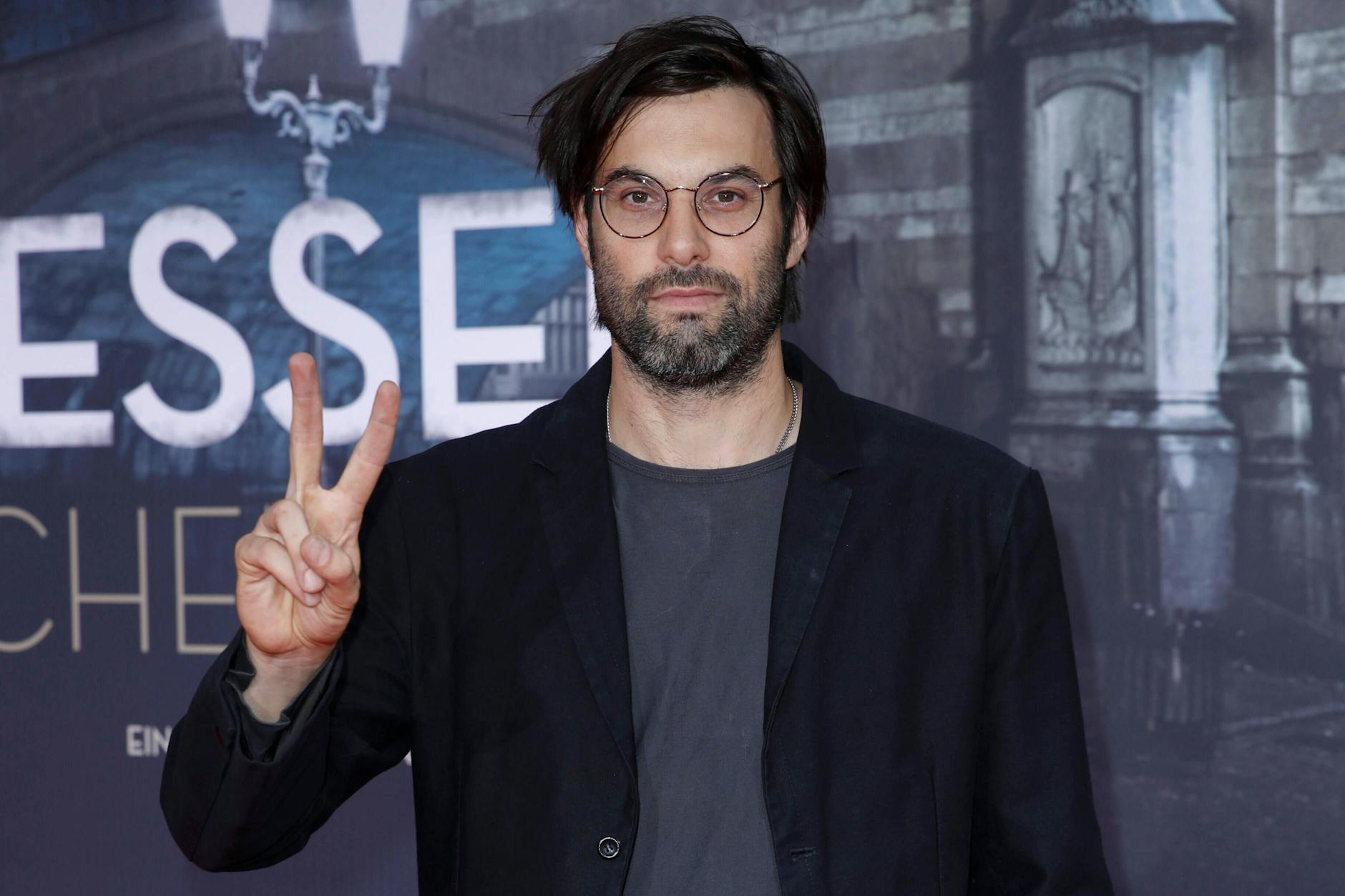 Max Simonischek hält es in Berlin nicht mehr aus und sagt Tschüss.