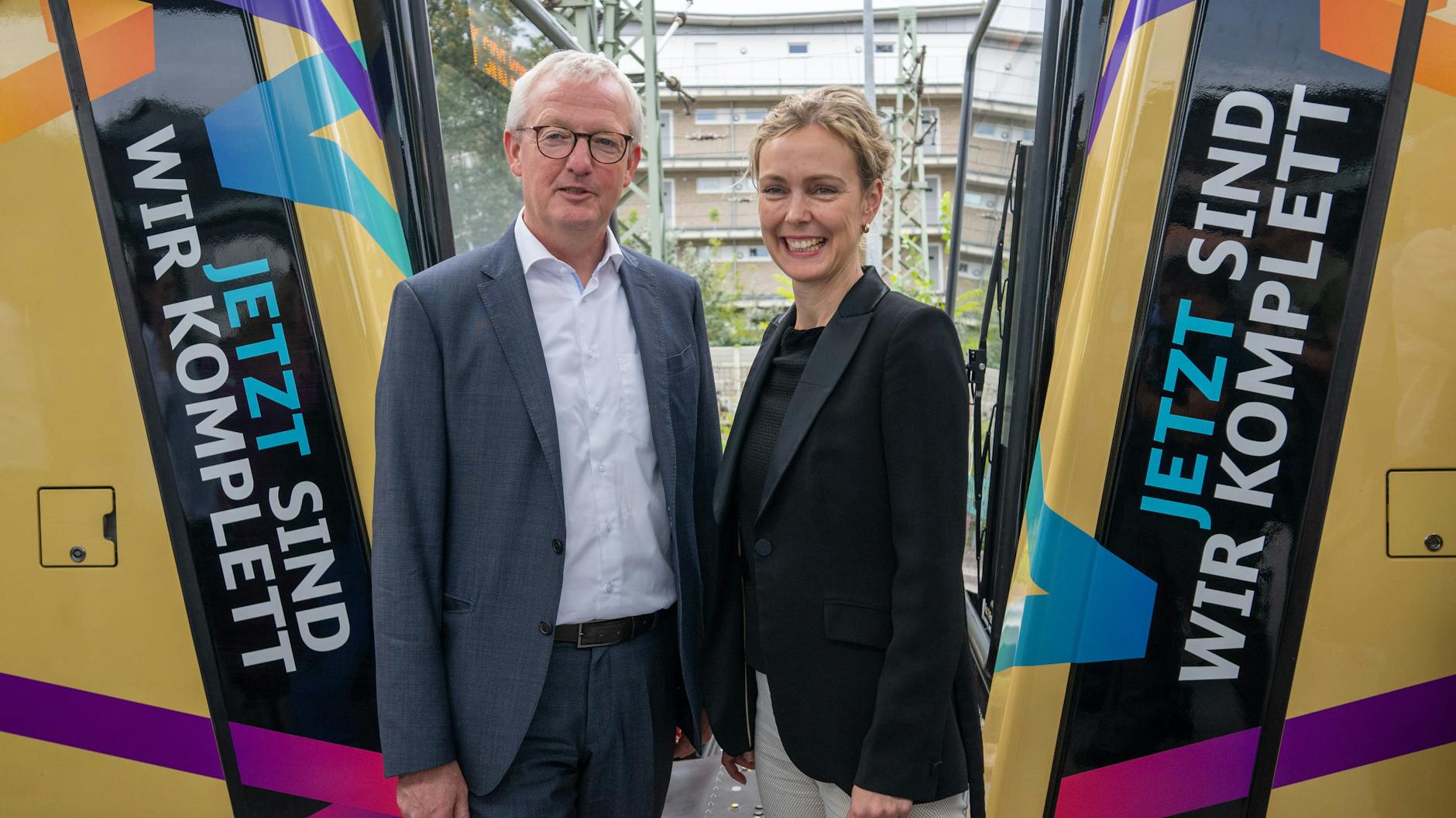 Brandenburgs Verkehrsminister Guido Beermann und Berlins Verkehrsministerin Manja Schreiner stehen hier zwischen dem ersten (l.) und dem letzten (r.) ausgelieferten Zug der Baureihe 483/484.
