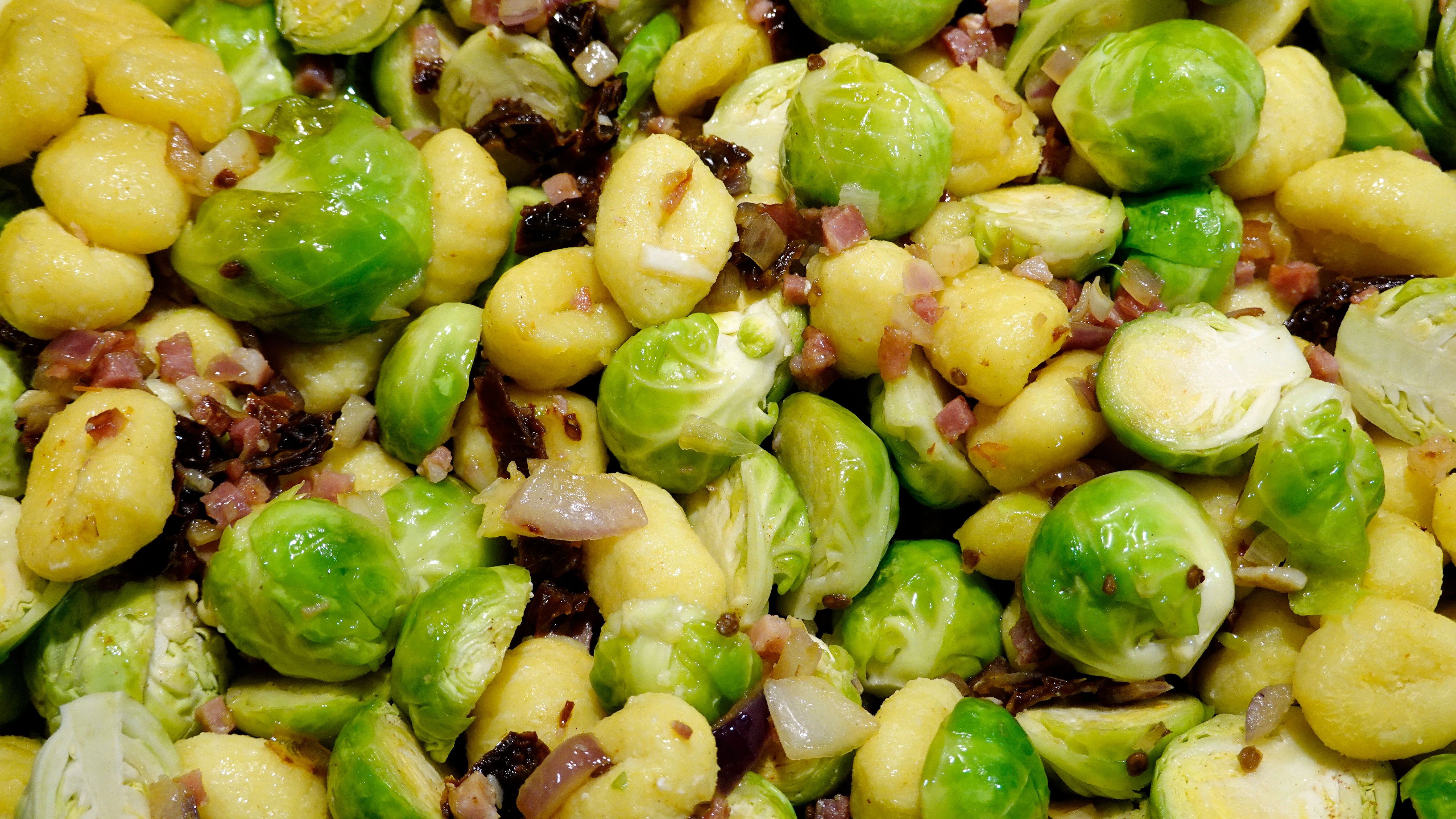 Der Rosenkohl mit Speck wird in der Pfanne angebraten.