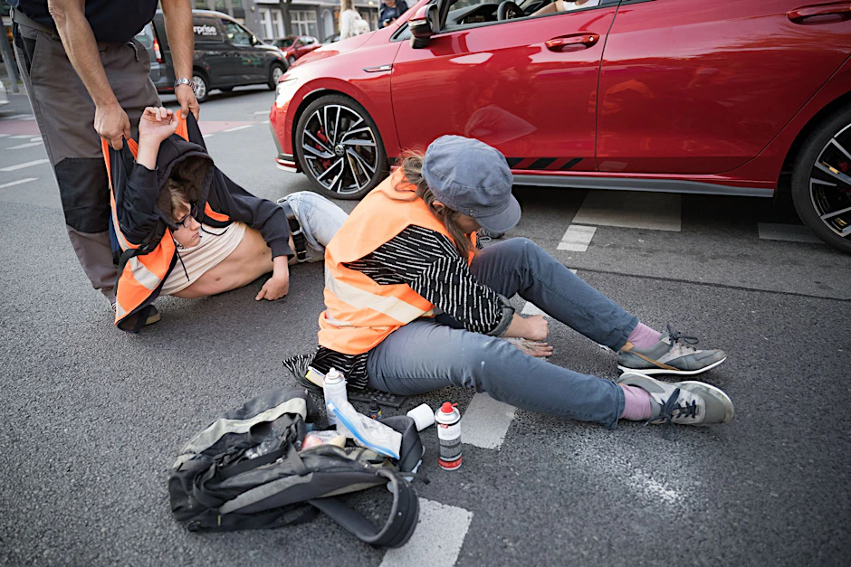 Razzia bei Klimaaktivist in Berlin: Hunderte Tuben Super-Klebstoff beschlagnahmt