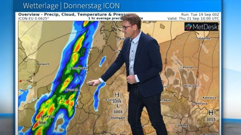 Dominik Jung zeigt die Gewitterfront, die uns am Donnerstag erreicht.