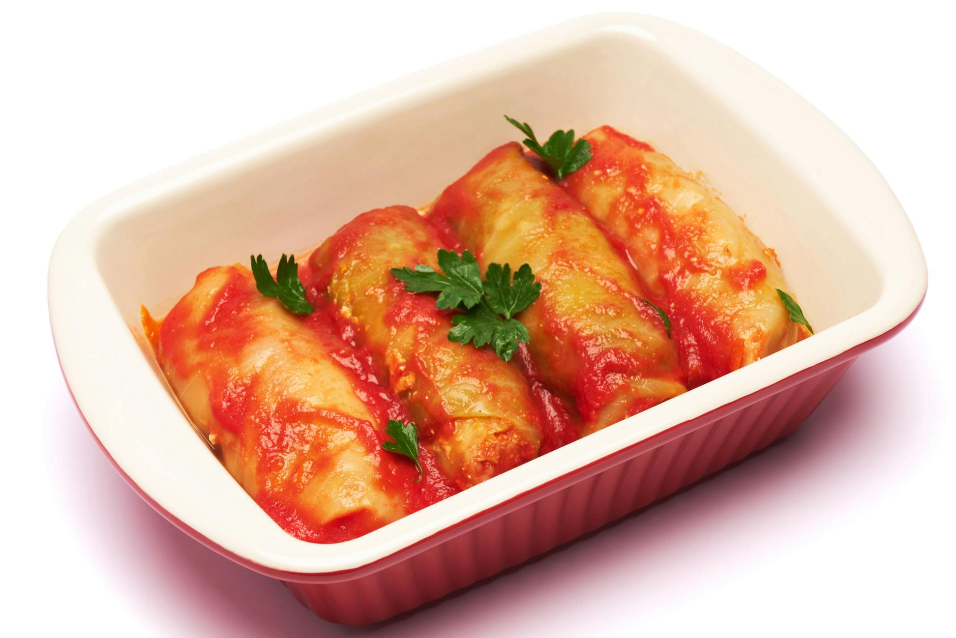 Golabki werden am besten im Bräter mit Brühe gegart.