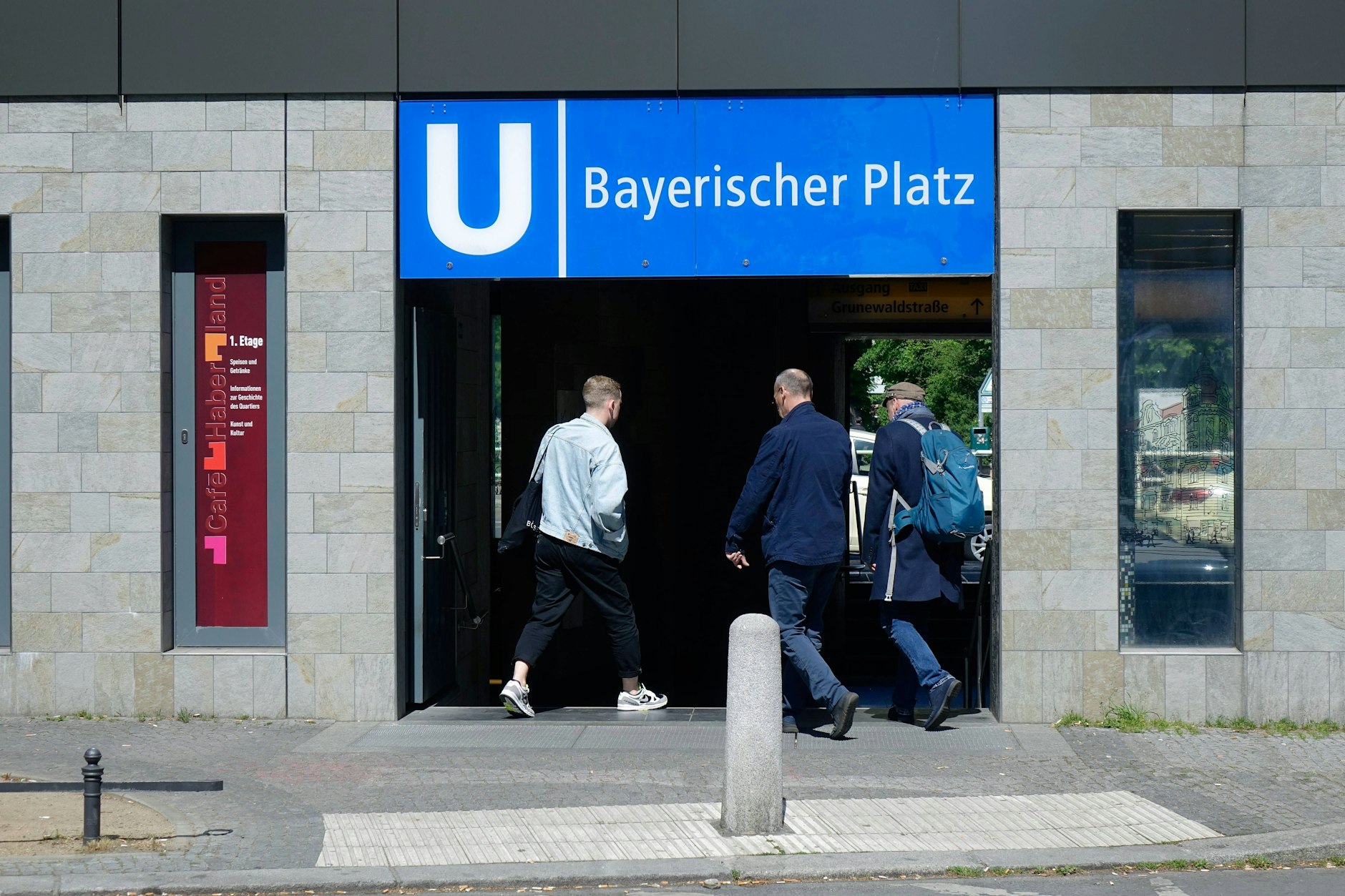 Polizist Gregor M. soll im U-Bahnhof Bayerischer Platz einen polizeibekannten Dealer beobachtet haben, als dieser Drogen verkaufte.