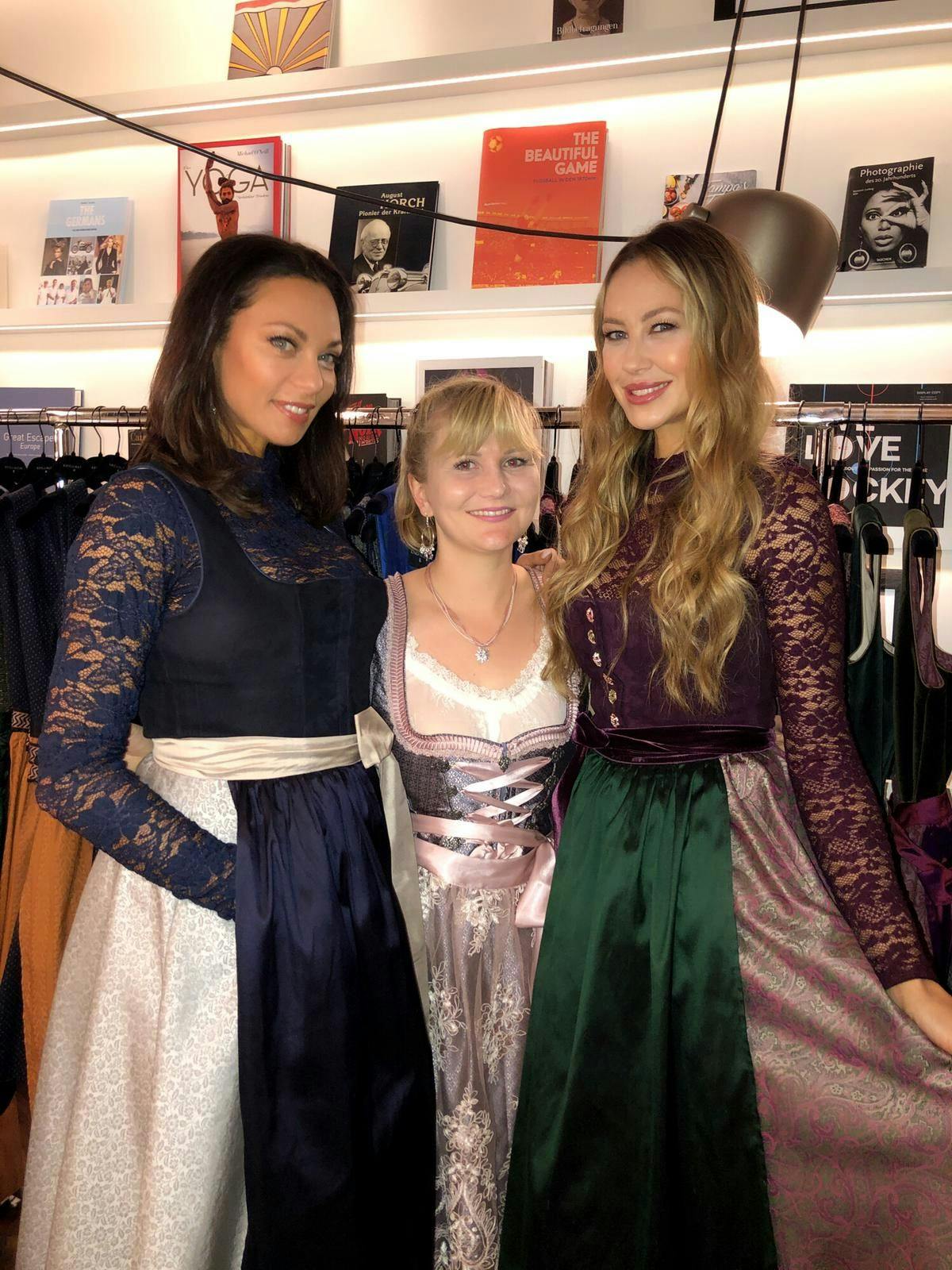 Lilly Becker und Alessandra Meyer-Wölden mit Kurier-Redakteurin Julia auf dem Oktoberfest im Jahr 2019.