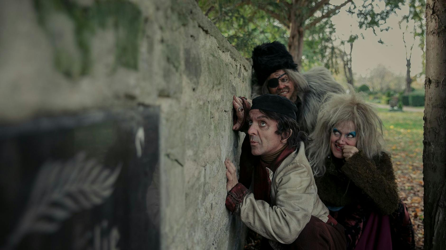 Szene aus der „Spuk unterm Riesenrad“-Neuverfilmung mit David Bennent (Rumpelstilzchen), Moritz Führmann (Riese) und Anna Schudt (Hexe)