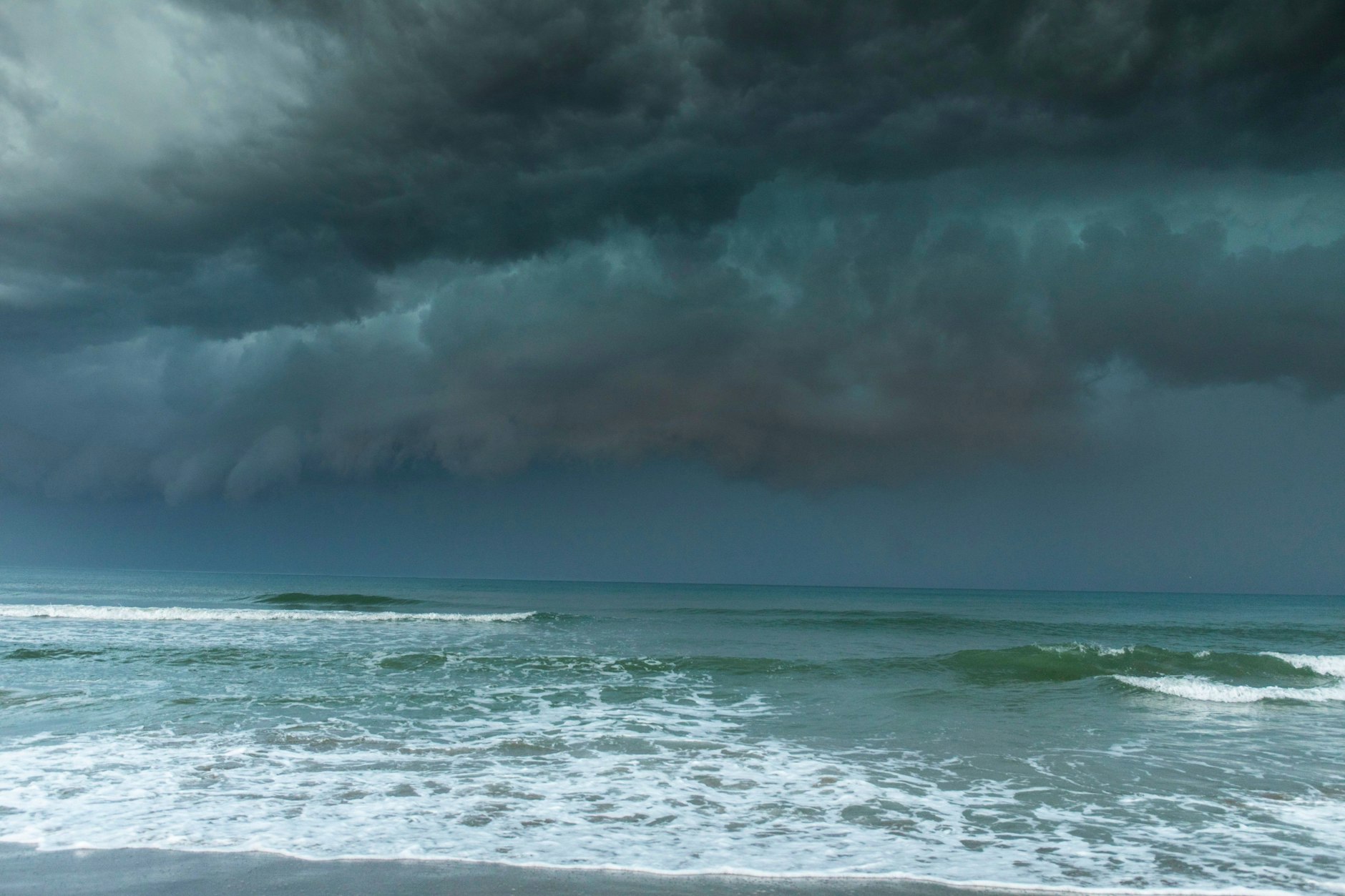 Warme Luft kann viel Feuchtigkeit aufnehmen. Eine große Unwetterfront zieht über die Amalfiküste am Tyrrhenischen Meer, einem Teil des Mittelmeers.&nbsp;