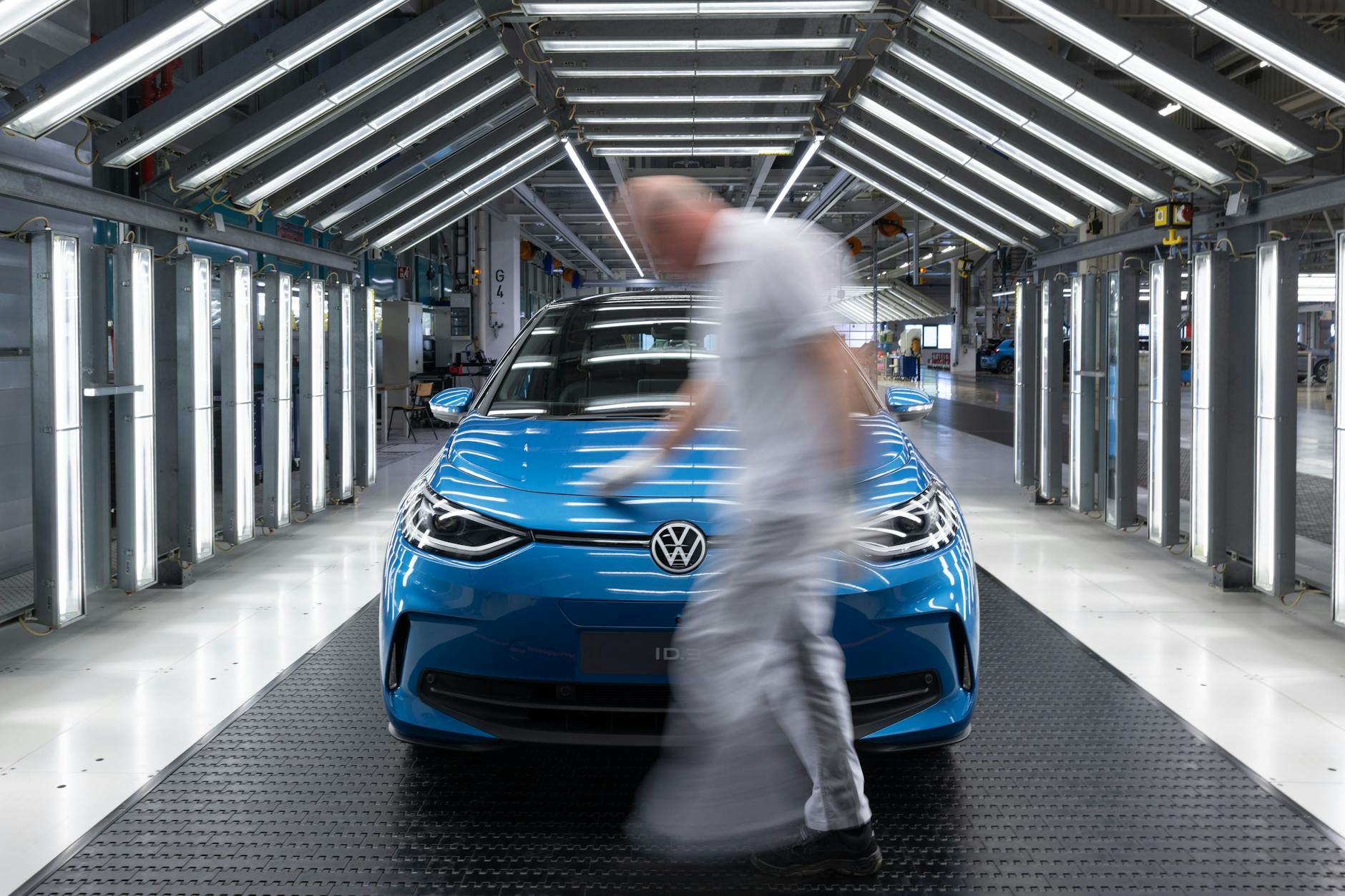 Ein Modell der neuen Generation des ID.3 steht zur Endabnahme im Lichttunnel im Werk von Volkswagen in Zwickau. Der Volkswagen-Konzern muss nach eigenen Angaben aufgrund „der aktuellen Marktsituation“ Stellen im Zwickau-Werk abbauen.