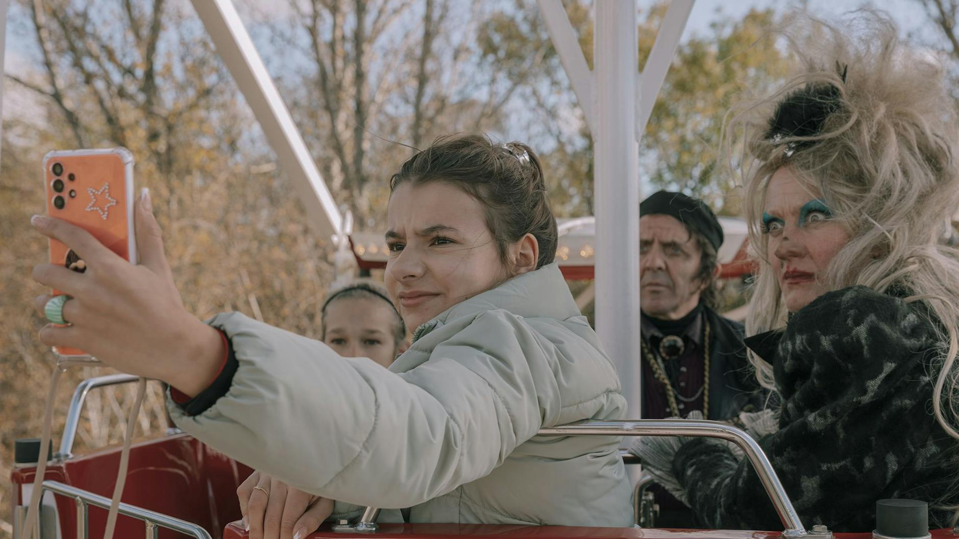 „Spuk unterm Riesenrad“: In der Gondel macht Tammi ein Selfie mit ihren Gespensterfreunden.