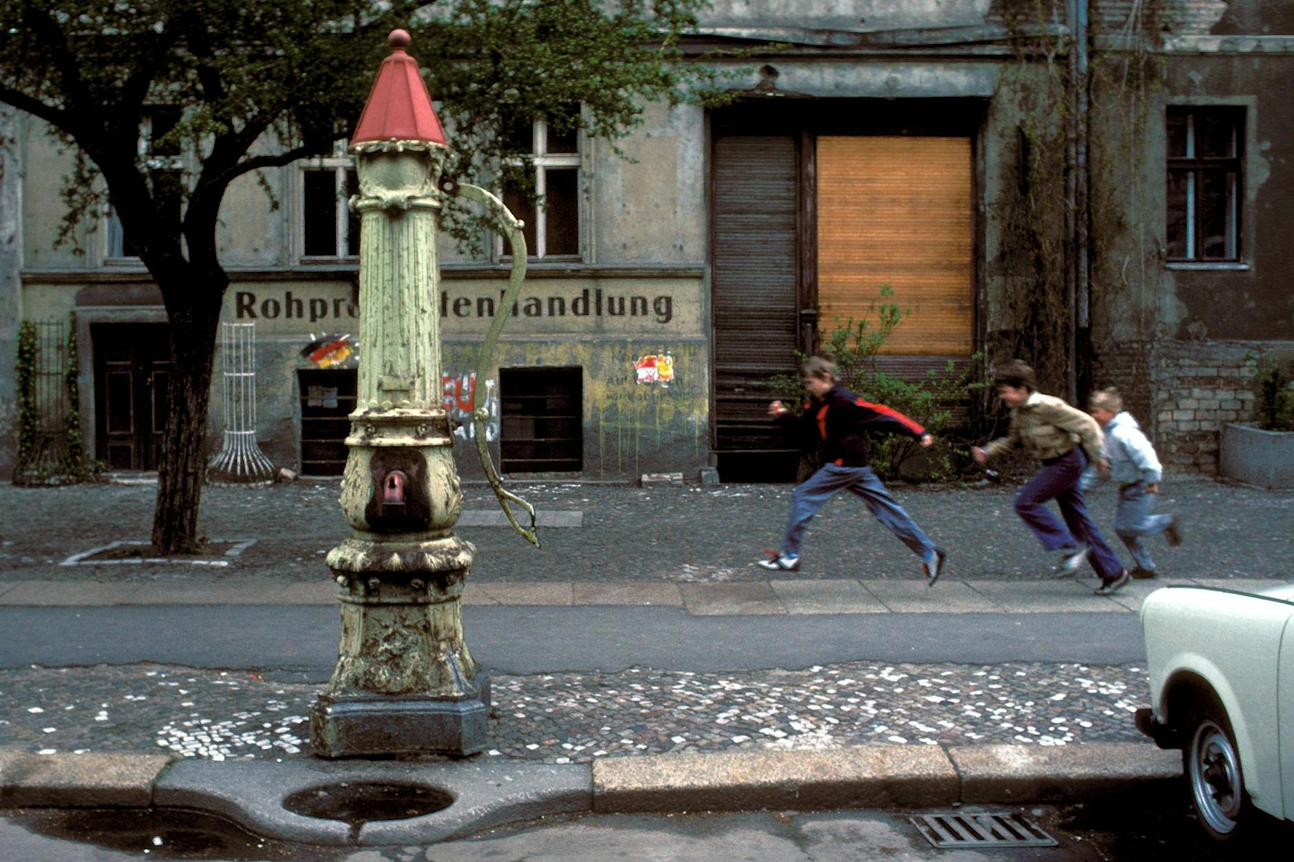 1980er-Jahre: Kinder laufen durch die Oderberger Straße in Prenzlauer Berg.
