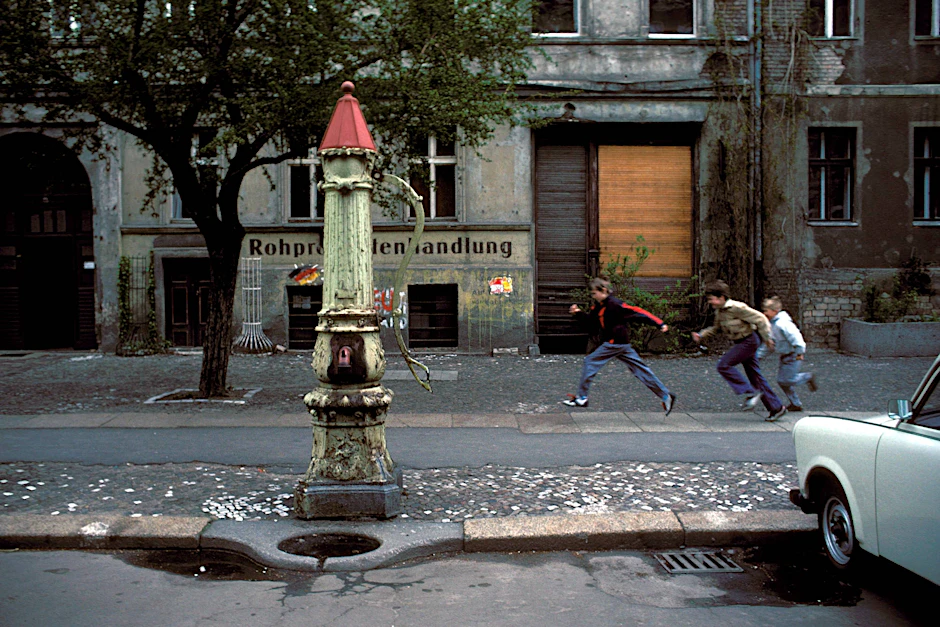 1980er-Jahre: Kinder laufen durch die Oderberger Straße in Prenzlauer Berg.