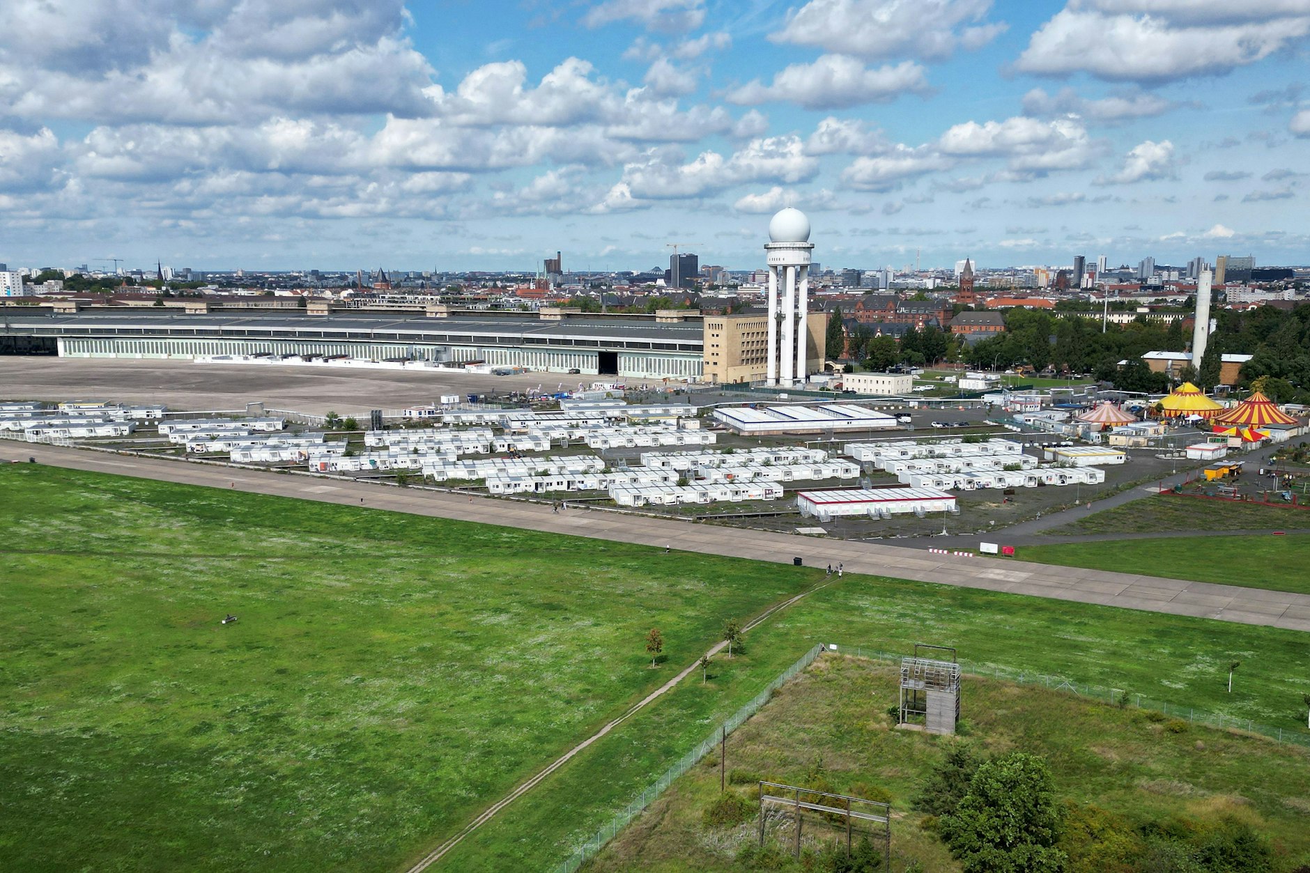 Im September 2023 stehen sogenannte Tempohomes, Wohncontainer für Geflüchtete, vor dem früheren Hangar auf dem Tempelhofer Feld.