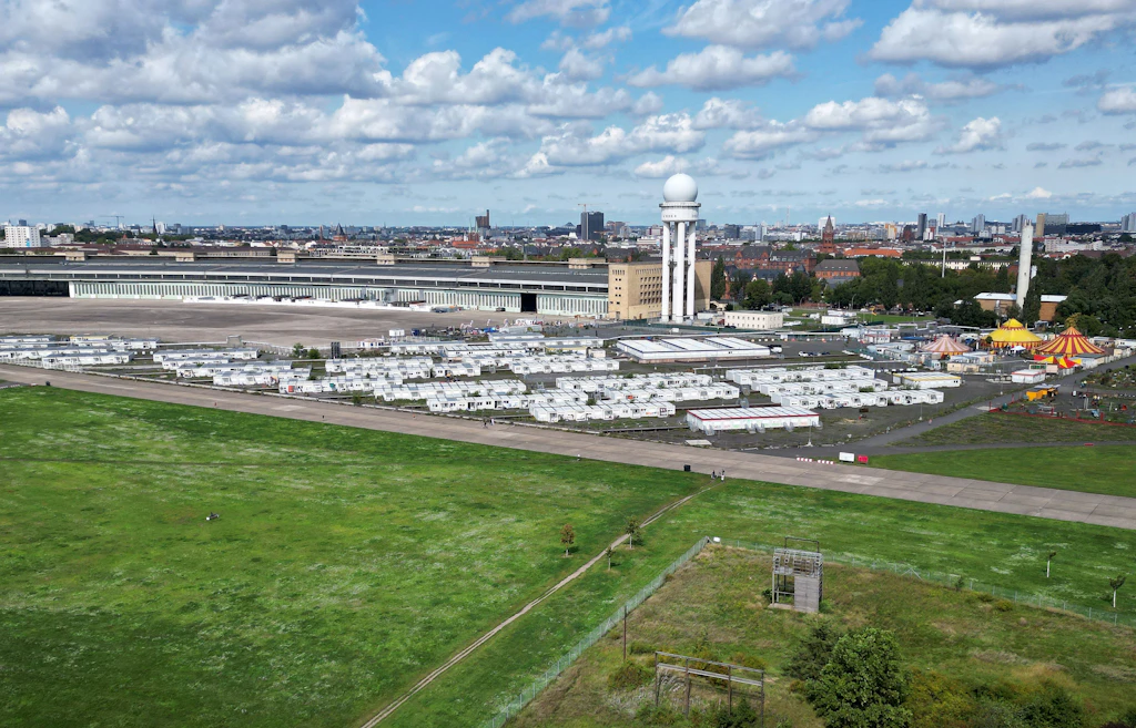 Tempelhofer Feld: CDU und SPD wollen hier mehr Flüchtlinge unterbringen