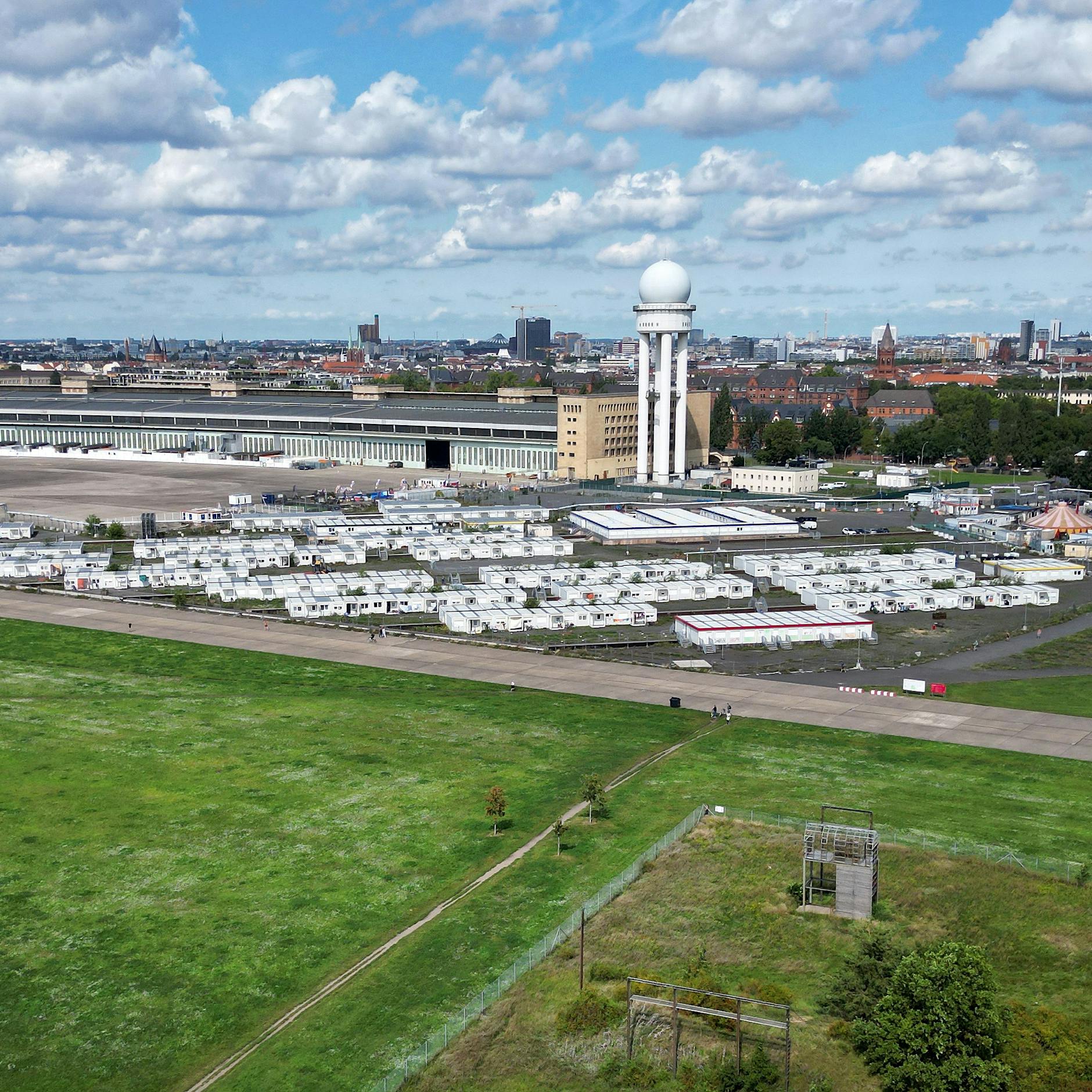 Tempelhofer Feld: CDU und SPD wollen hier mehr Flüchtlinge unterbringen