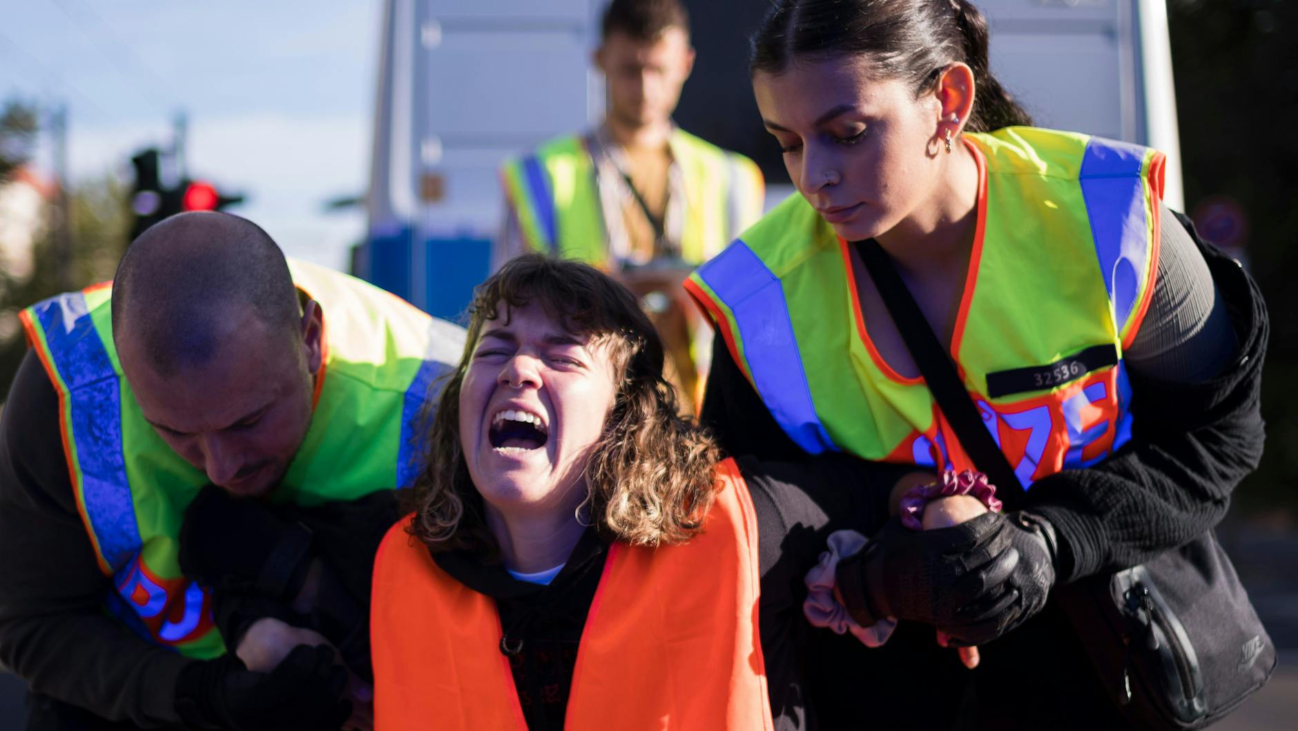 So sieht der sogenannte Schmerzgriff aus, den die Polizei anwendet, um die Klimakleber von den Straßen zu tragen.