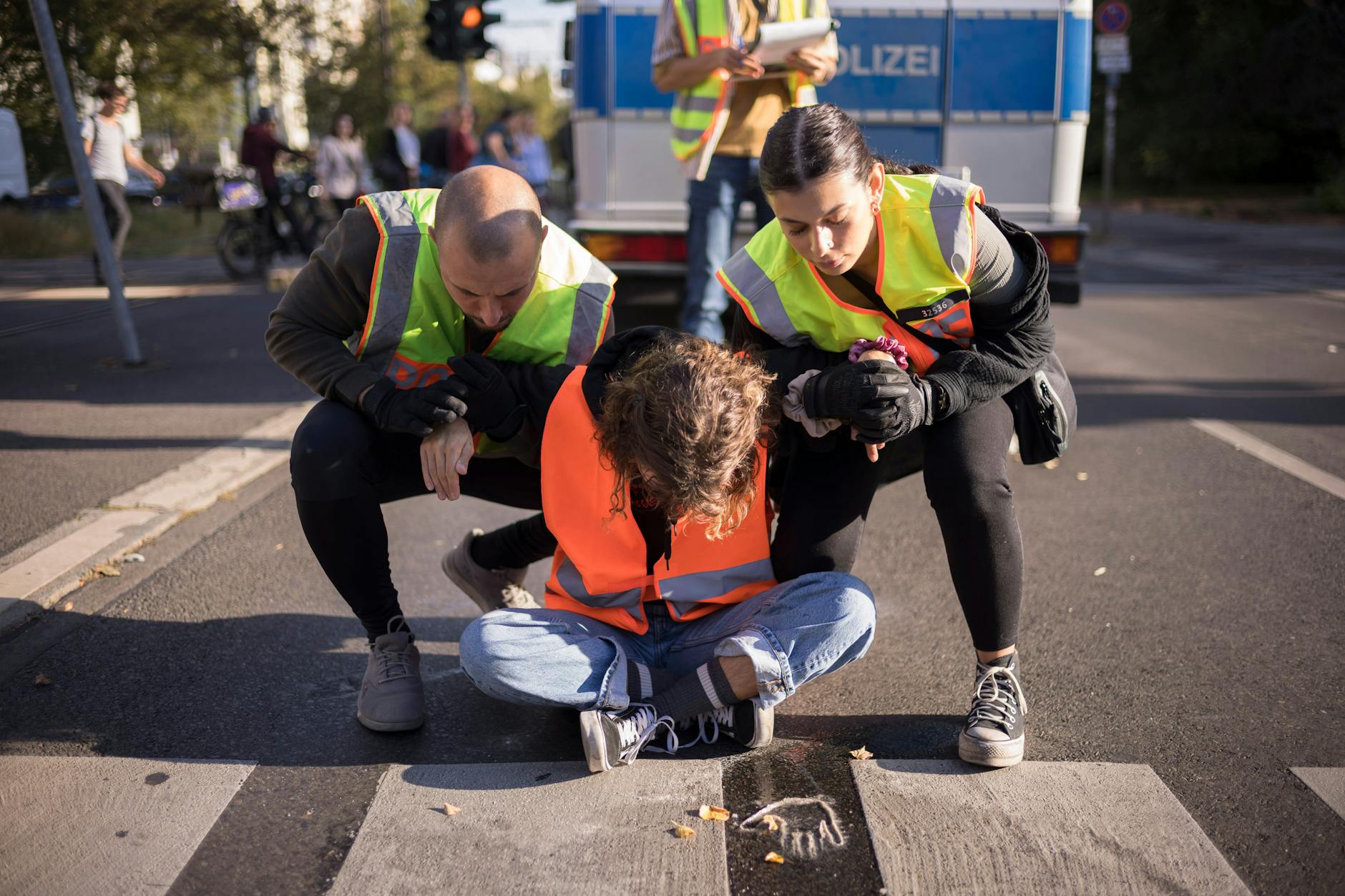 Die Berliner Polizei löst seit Montag wieder die Straßenblockaden der Letzten Generation auf.