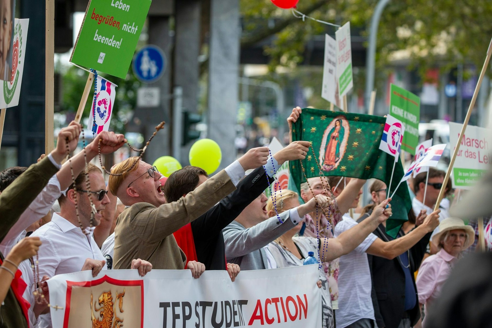 Teilnehmer des «Marschs für das Leben» halten während der Demonstration den Rosenkranz in der Hand.