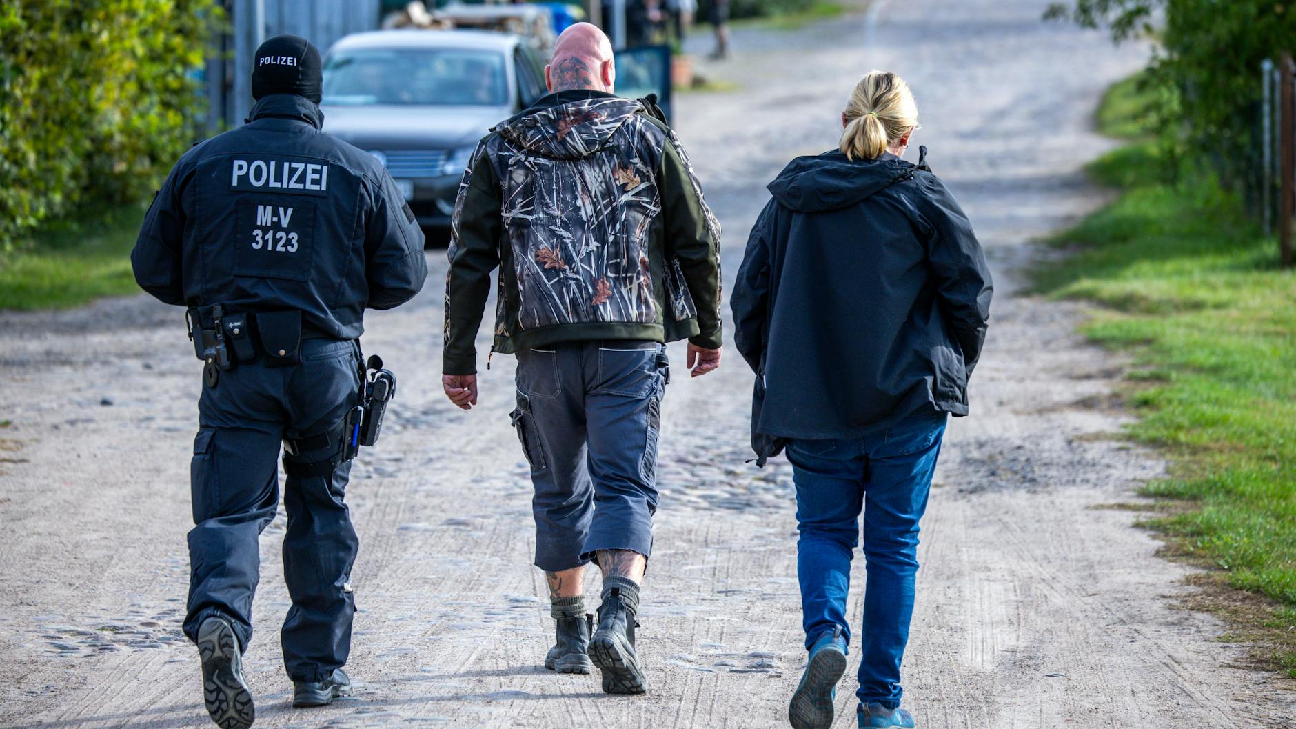 Mecklenburg-Vorpommern, Jamel: Sven Krüger (M.), ein bundesweit bekannter Rechtsextremist, wird bei einer Durchsuchungsaktion auf seinem Grundstück von Polizeibeamten begleitet. Bundesinnenministerin Nancy Faeser hat den rechtsextremistischen Verein „Hammerskins Deutschland“ sowie seine regionalen Ableger und die Teilorganisation „Crew 38“ verboten. 