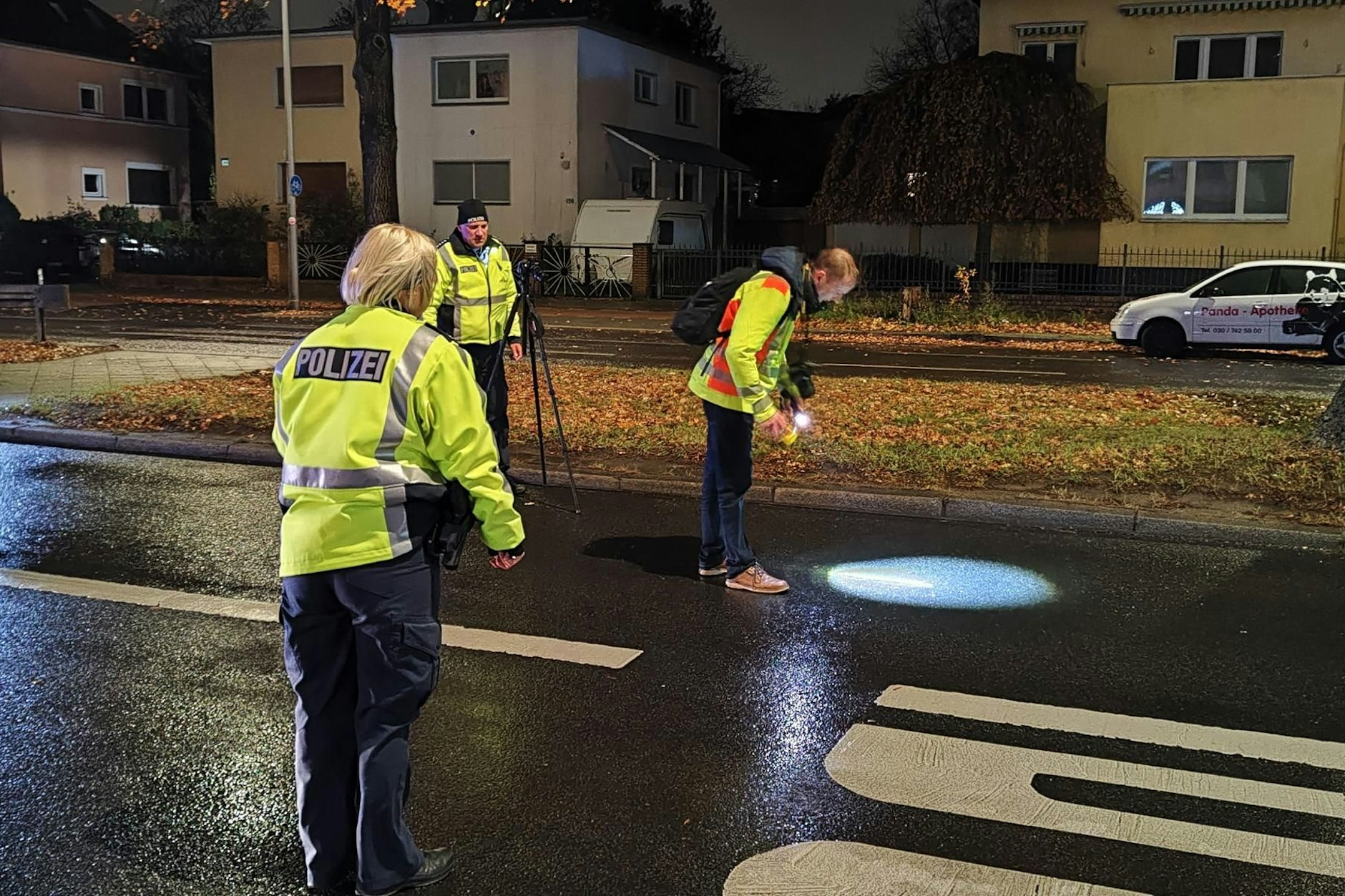 Der Unfallort: Polizisten sichern nach dem tödlichen Unfall Spuren auf der Marienfelder Chaussee in Buckow.