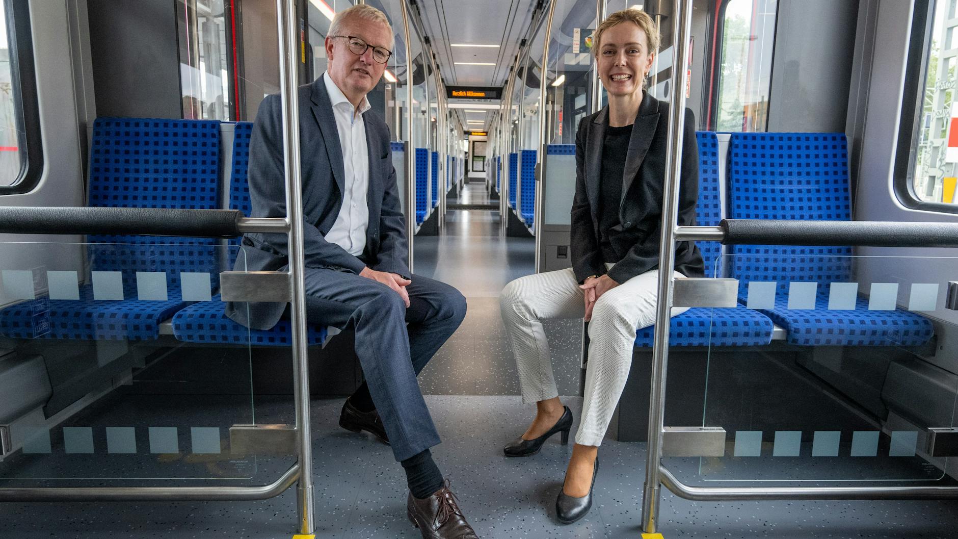 So sehen die Züge der Baureihe 483/484 von innen aus – mit Guido Beermann, dem Verkehrsminister von Brandenburg, und Manja Schreiner, der Verkehrssenatorin von Berlin.