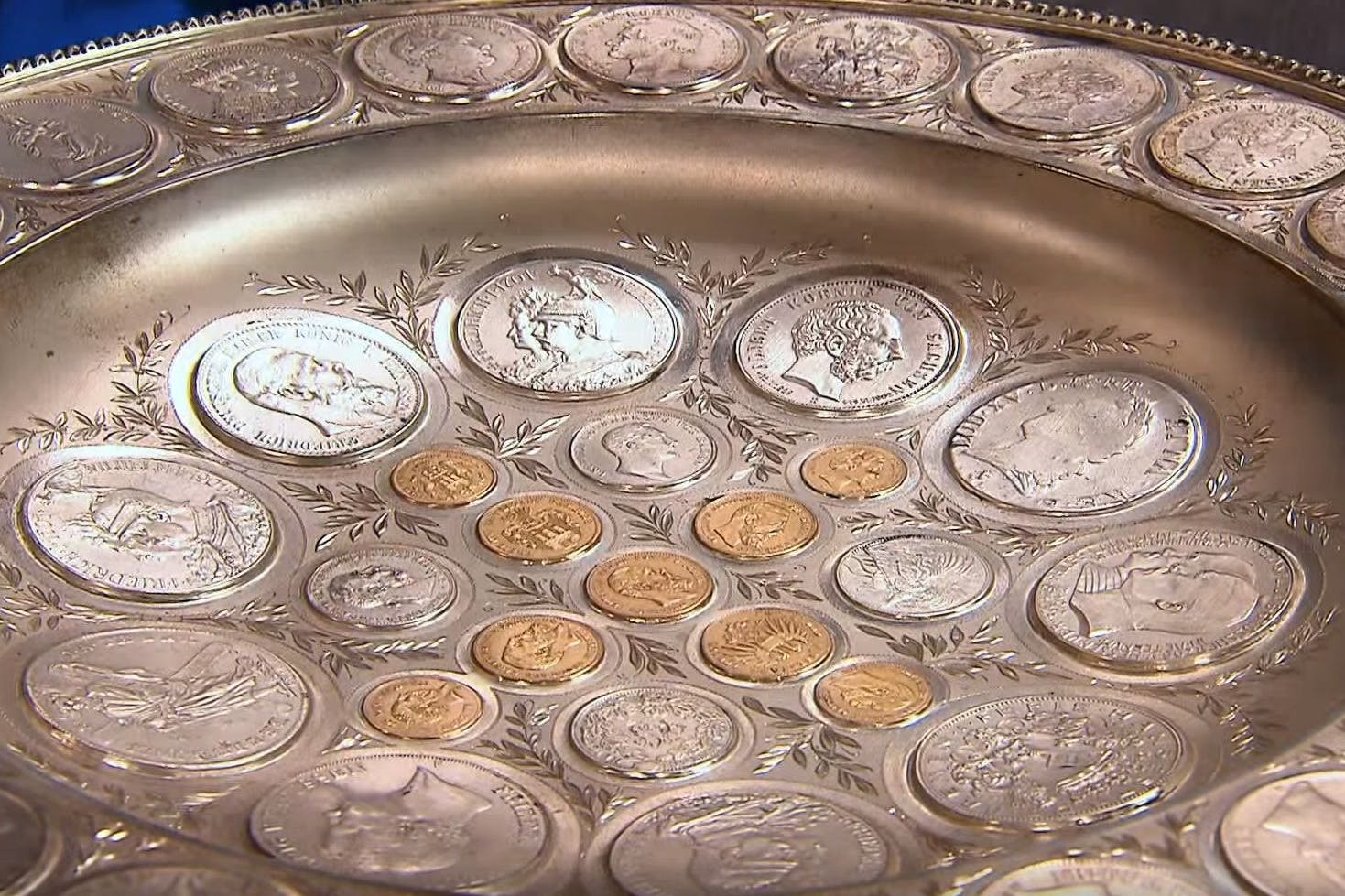 Bei einer solchen Münzversammlung kommt einiges an Wert zusammen. Die „Bares für Rares“-Expertin hat gut zu rechnen.