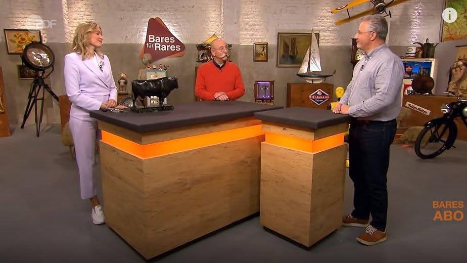 „Bares für Rares“-Expertin Dr. Bianca Berding nimmt den Stier unter die Lupe. Es ist eine Bronze.