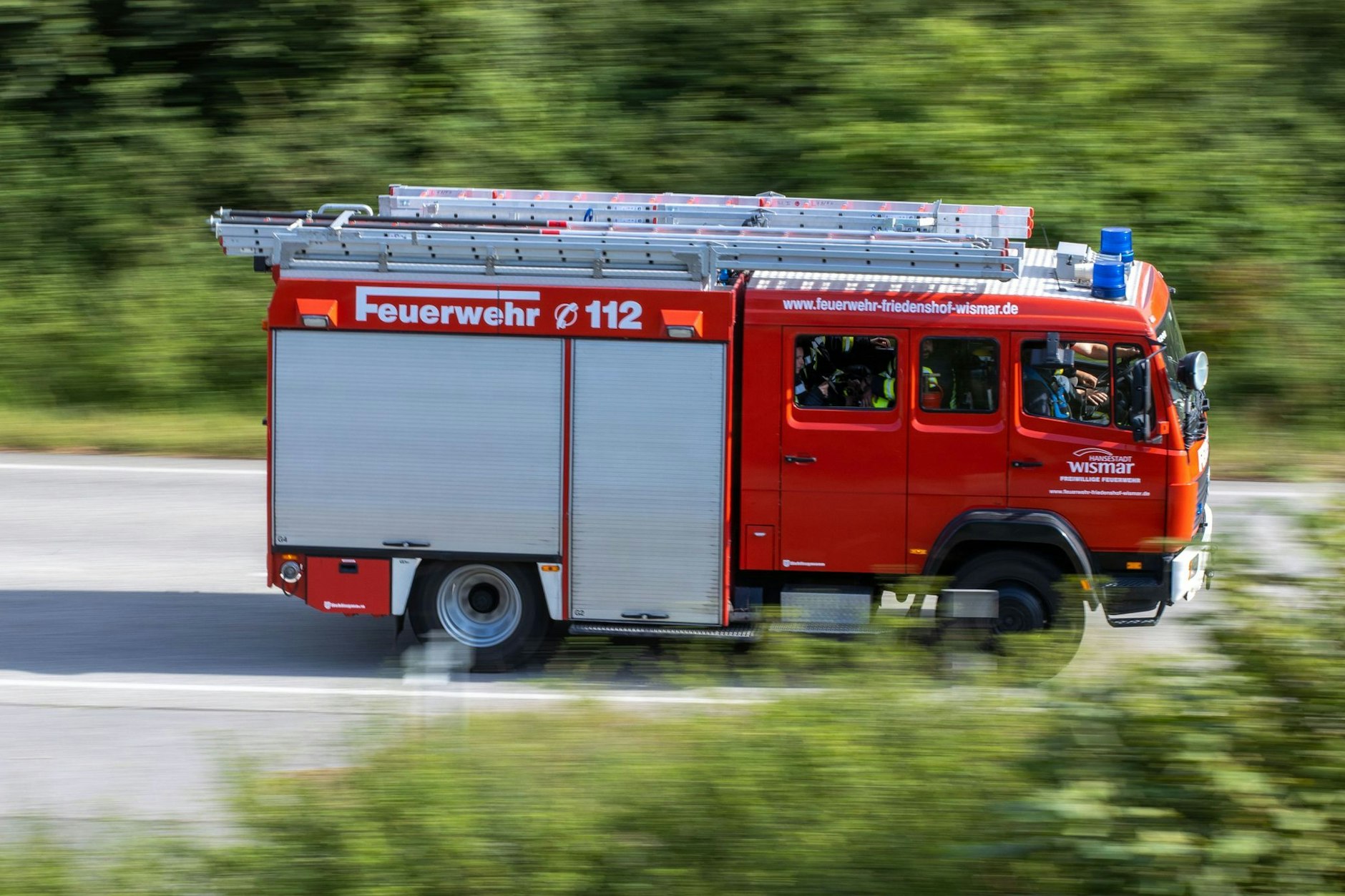 Ein Löschfahrzeug der Feuerwehr fährt zu einem Einsatz.