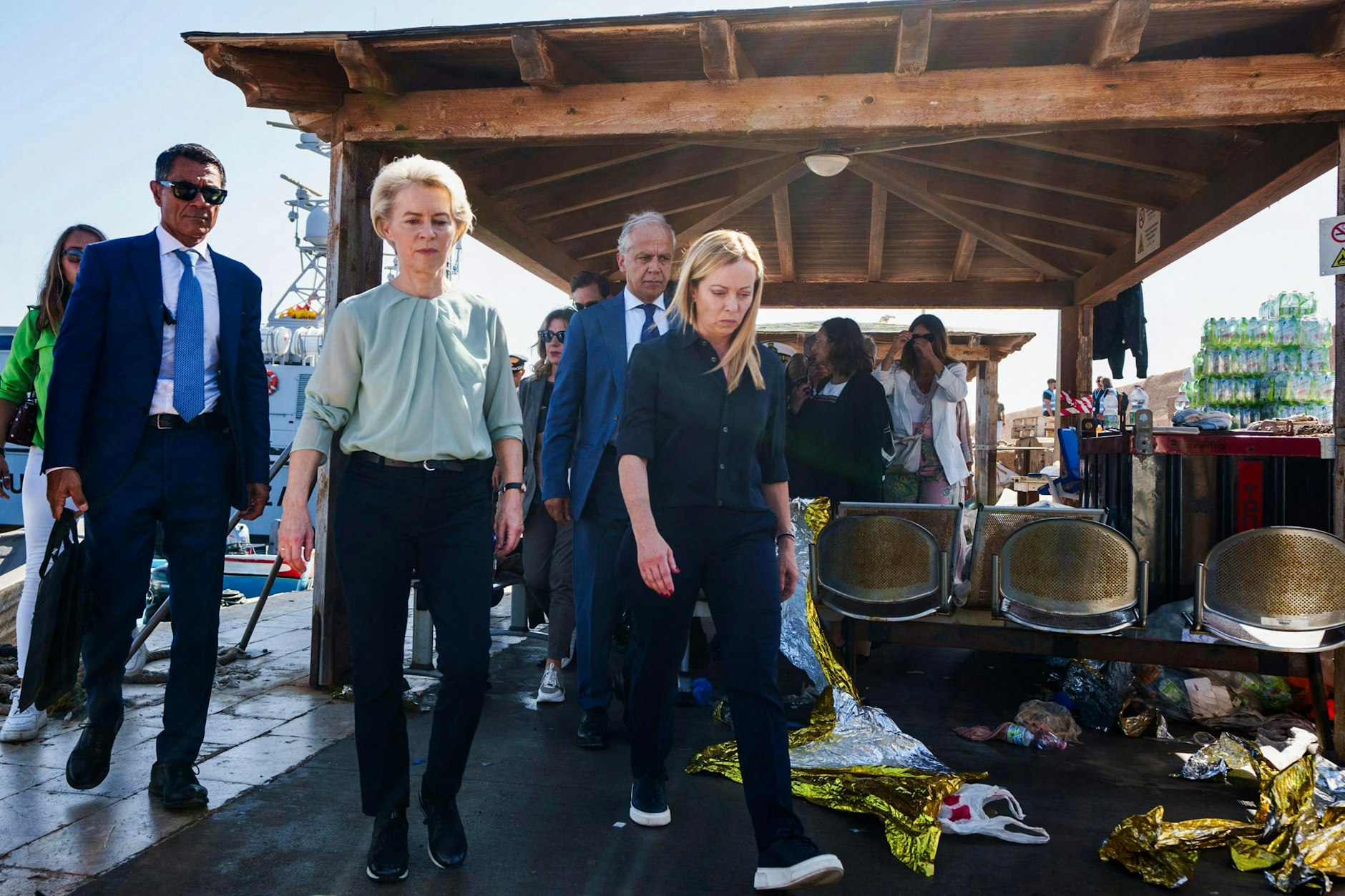 EU-Kommissionspräsidentin Ursula von der Leyen (l.) und Italiens Ministerpräsidentin Giorgia Meloni bei ihrem gemeinsamen Besuch auf Lampedusa am 17. September.