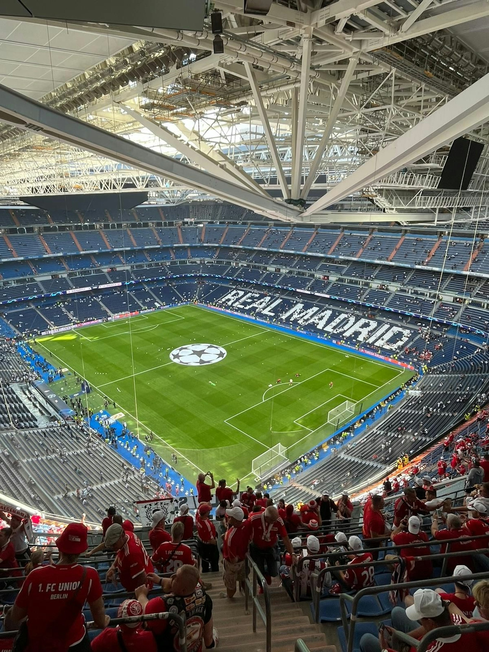 Das Bernabeu-Stadion in Madrid um kurz vor 18 Uhr. Dir Ränge füllen sich langsam mit Real- und Union-Fans.