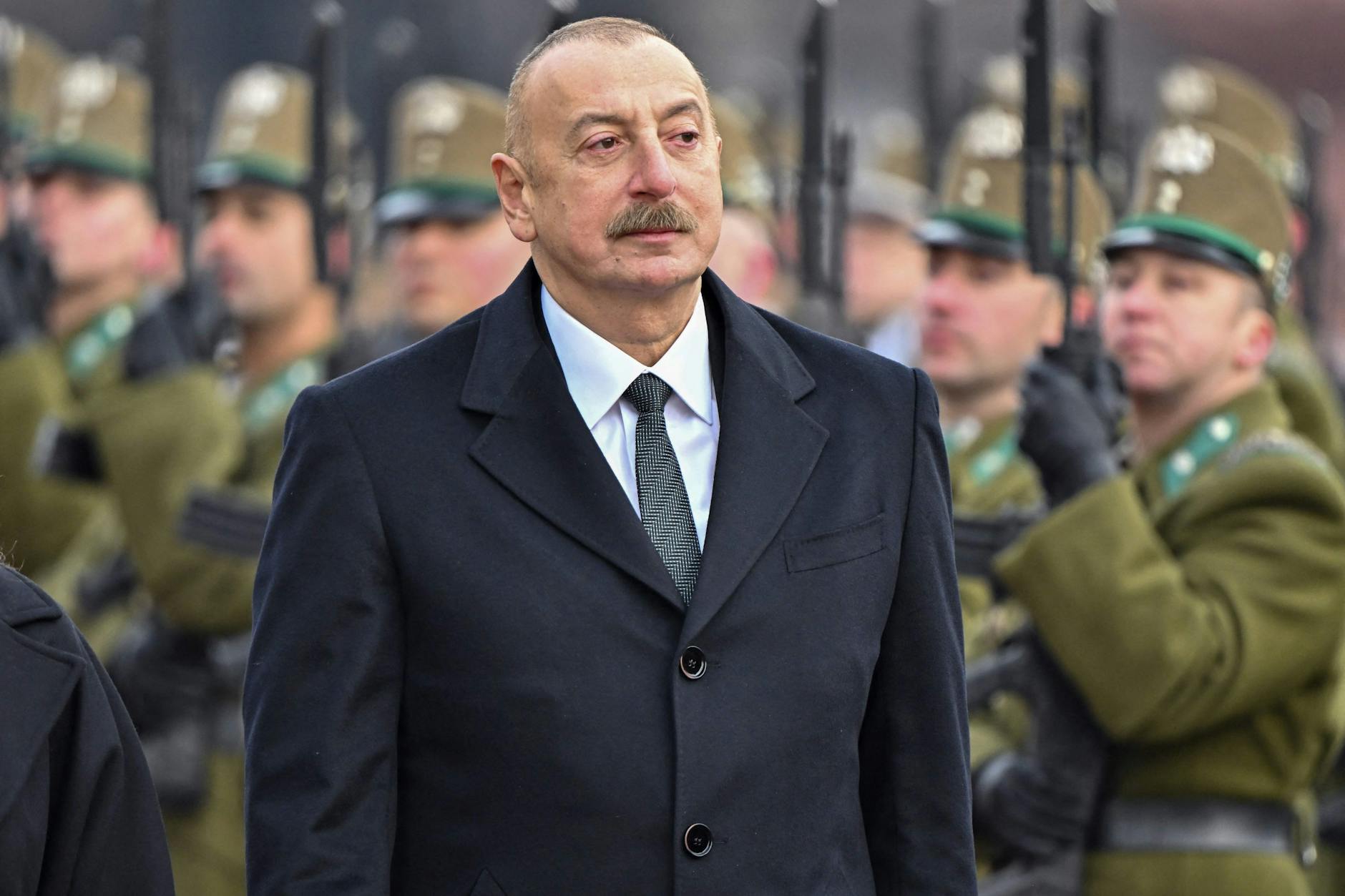 Der aserbaidschanische Präsident Ilham Aliyev präsentiert sich vor seinen Truppen. 