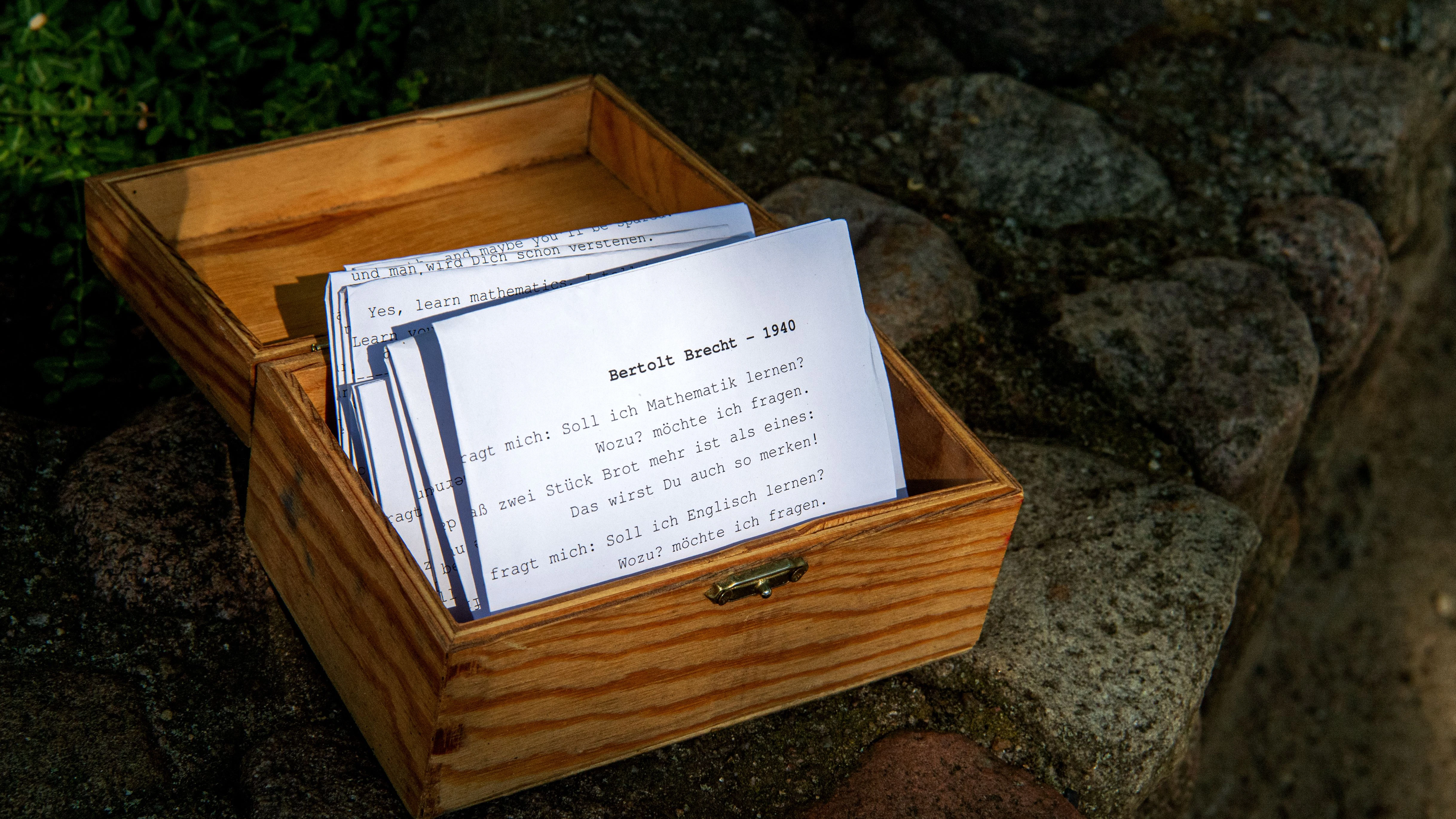 Entdeckung auf Bertolt Brechts Grab auf dem Dorotheenstädtischer Friedhof in Mitte: eine Gedichtebox. 