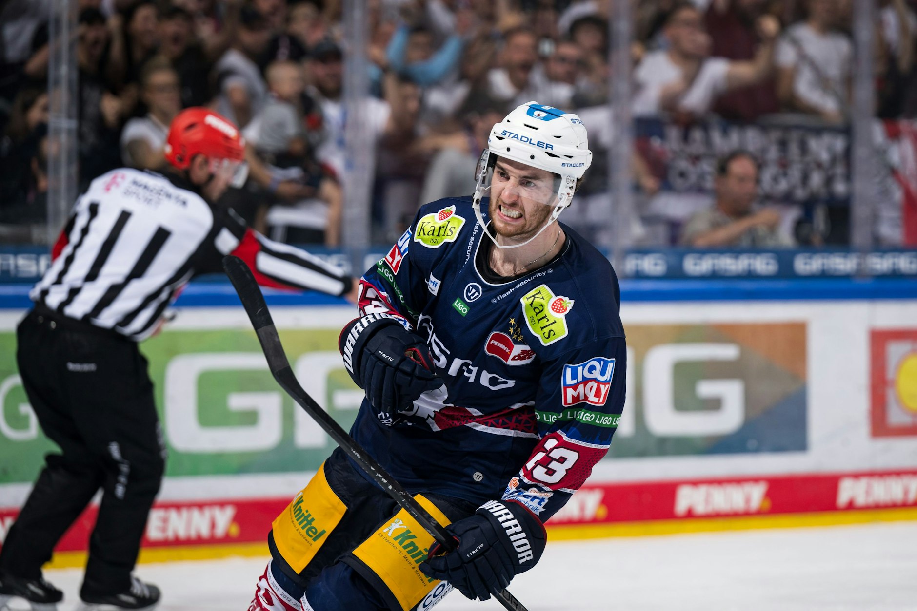 Eisbär Blaine Byron feiert sein Tor im Shootout während des Spiels gegen den ERC Ingolstadt.
