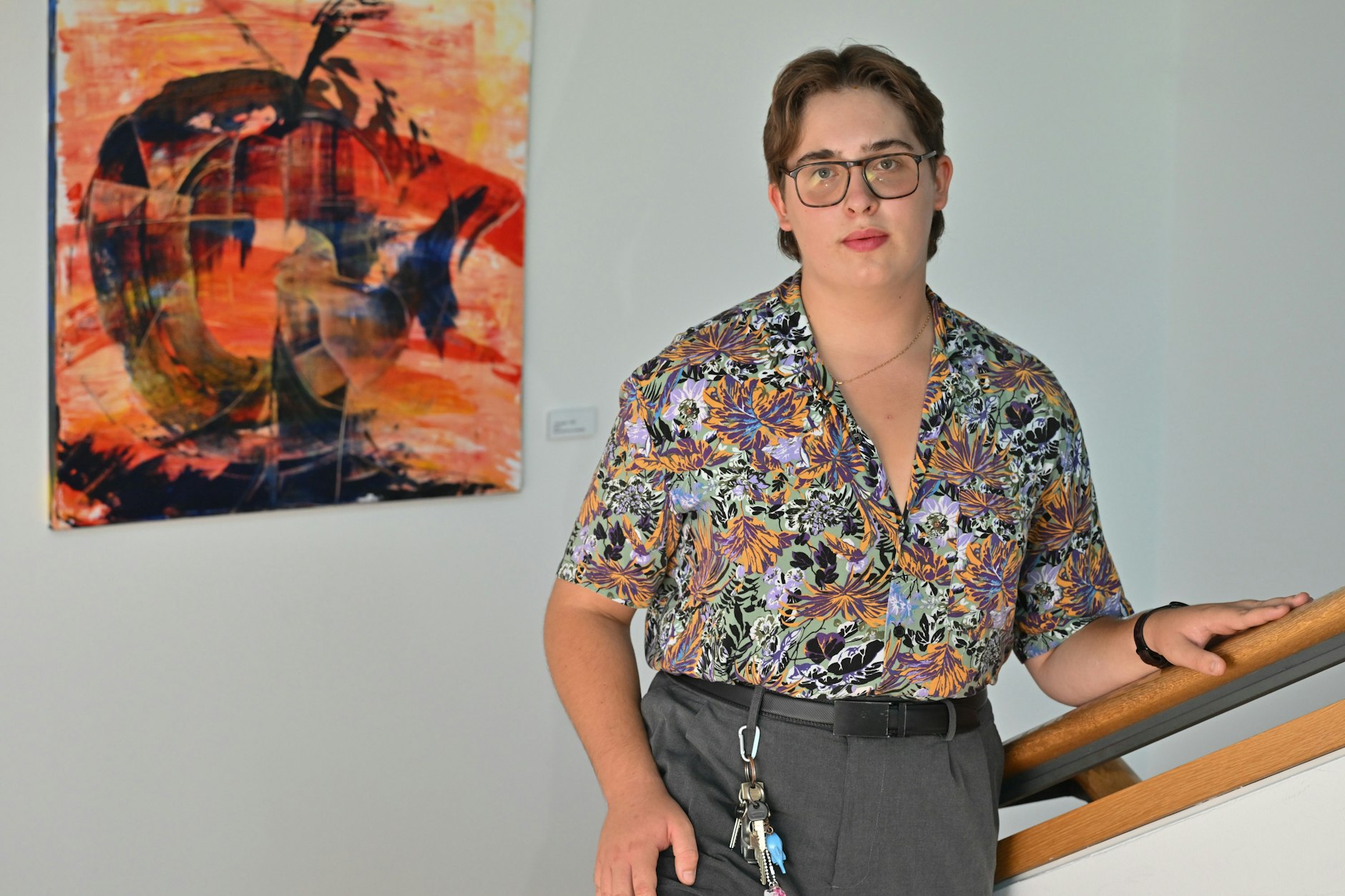 Der 15-jährige Künstler Ilusch steht neben seinem Gemälde „The Apple“. Der junge Maler aus Frankfurt (Oder) stellt bis Anfang November seine Bilder in der Galeria Azur in Manhattan aus.