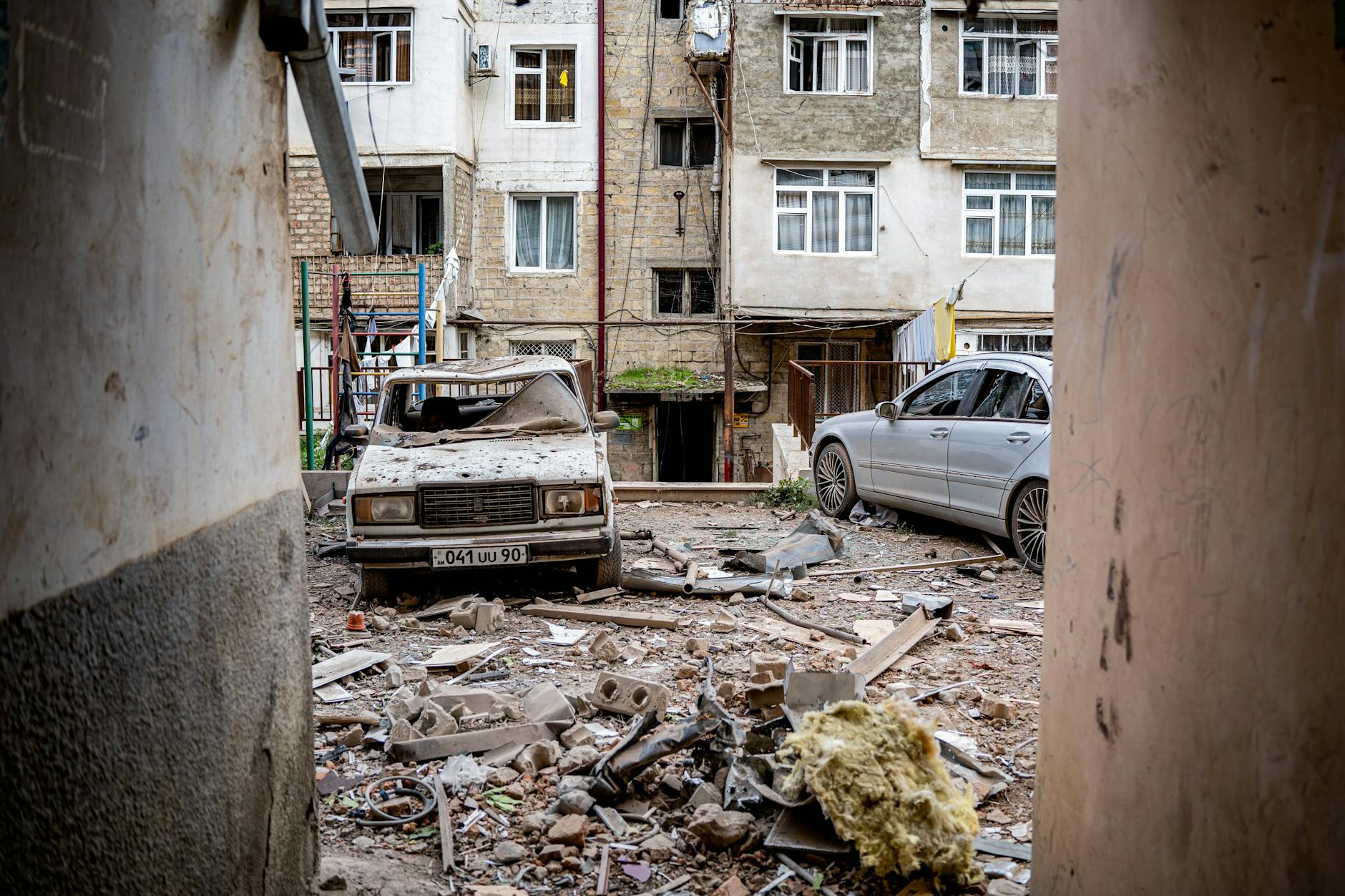 Schäden in einem Wohngebiet nach einem Militärschlag