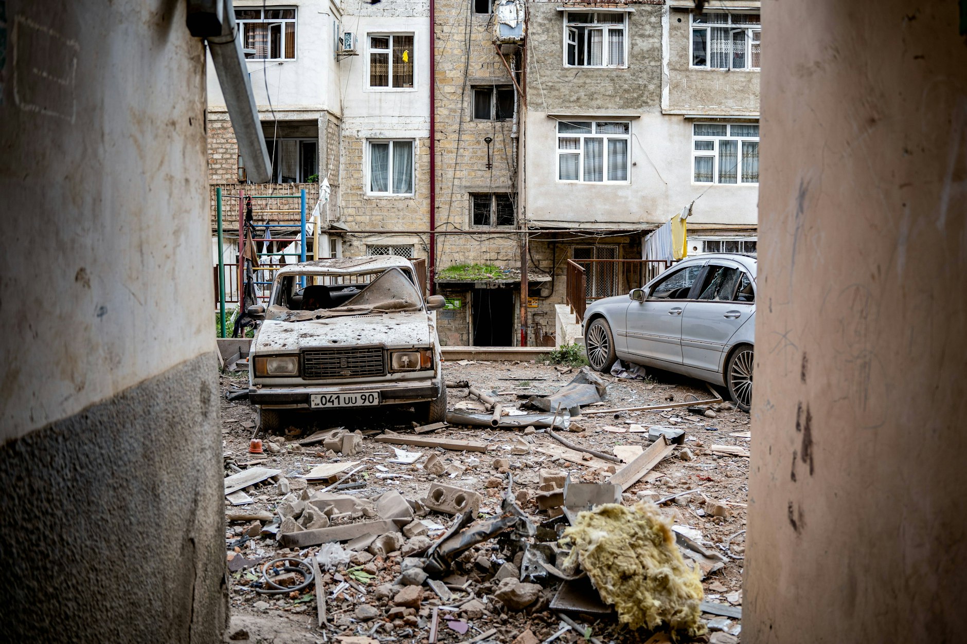 Schäden in einem Wohngebiet nach einem Militärschlag