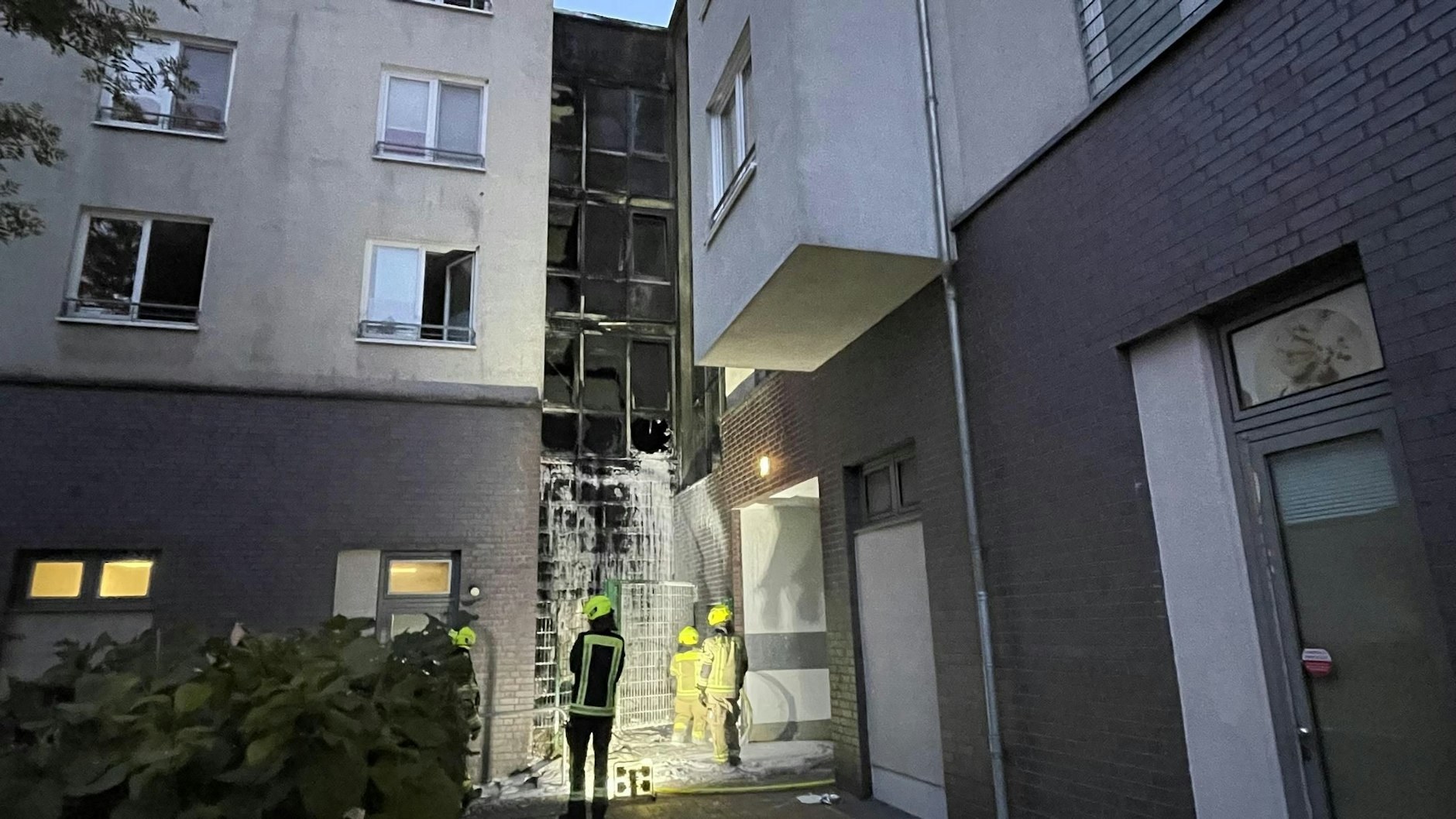 Bei einem Feuer in Marzahn wurden zwei Mieter schwerverletzt.
