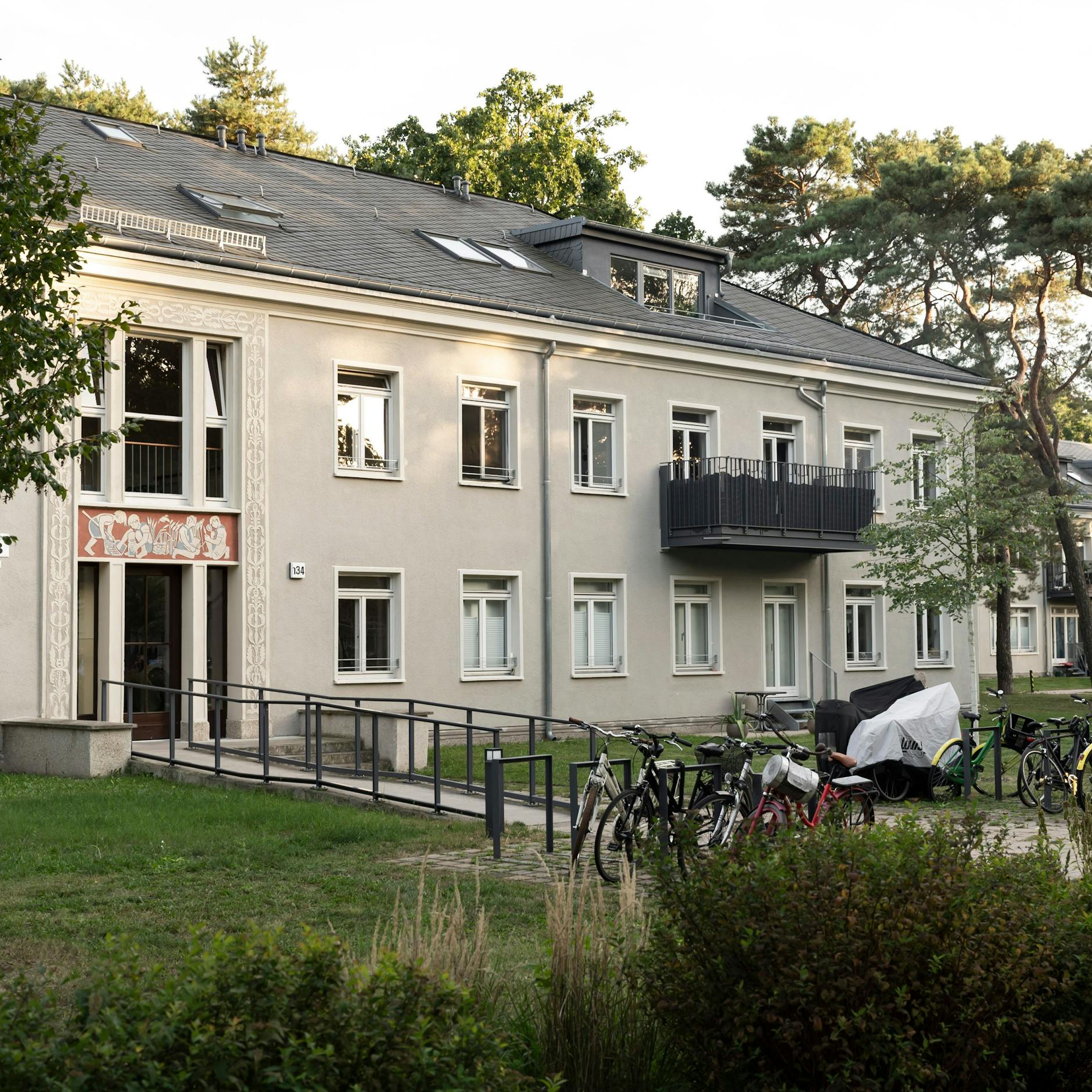 Die Eingangsbereiche aller Wohngebäude des ehemaligen Kinderheims sind mit mehrfarbigen Wandbildern geschmückt. Die Kratzmalereien zeigen vergnügte Kinder in allen Lebenslagen. 