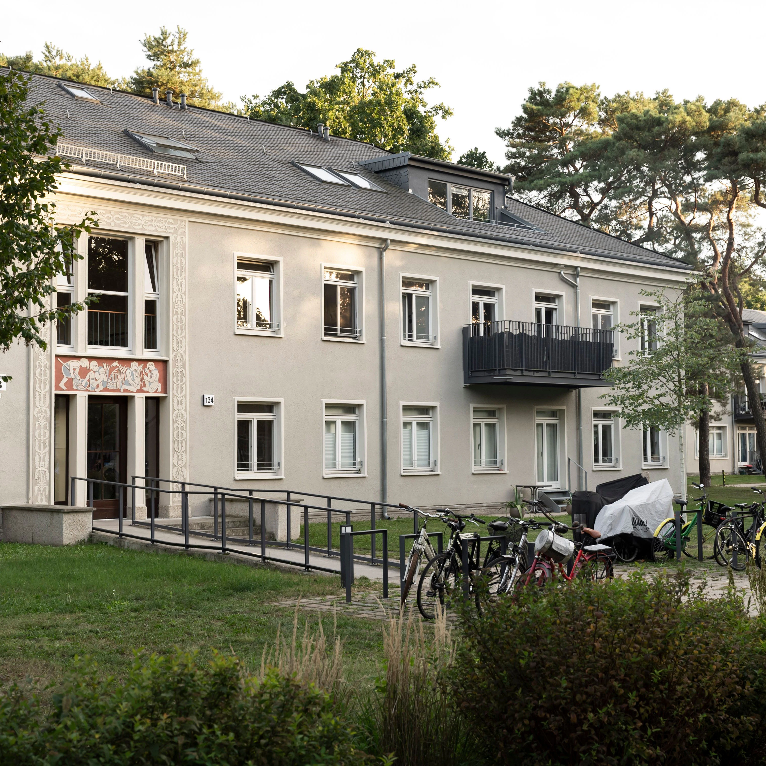 Die Eingangsbereiche aller Wohngebäude des ehemaligen Kinderheims sind mit mehrfarbigen Wandbildern geschmückt. Die Kratzmalereien zeigen vergnügte Kinder in allen Lebenslagen.&nbsp;&nbsp;