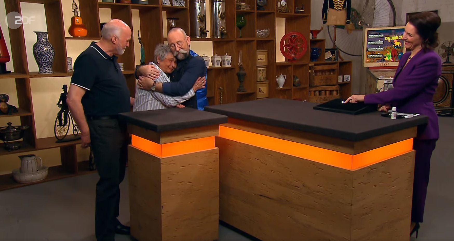 Image - Verkäuferin weint – da macht „Bares für Rares“-Moderator den Bodyguard