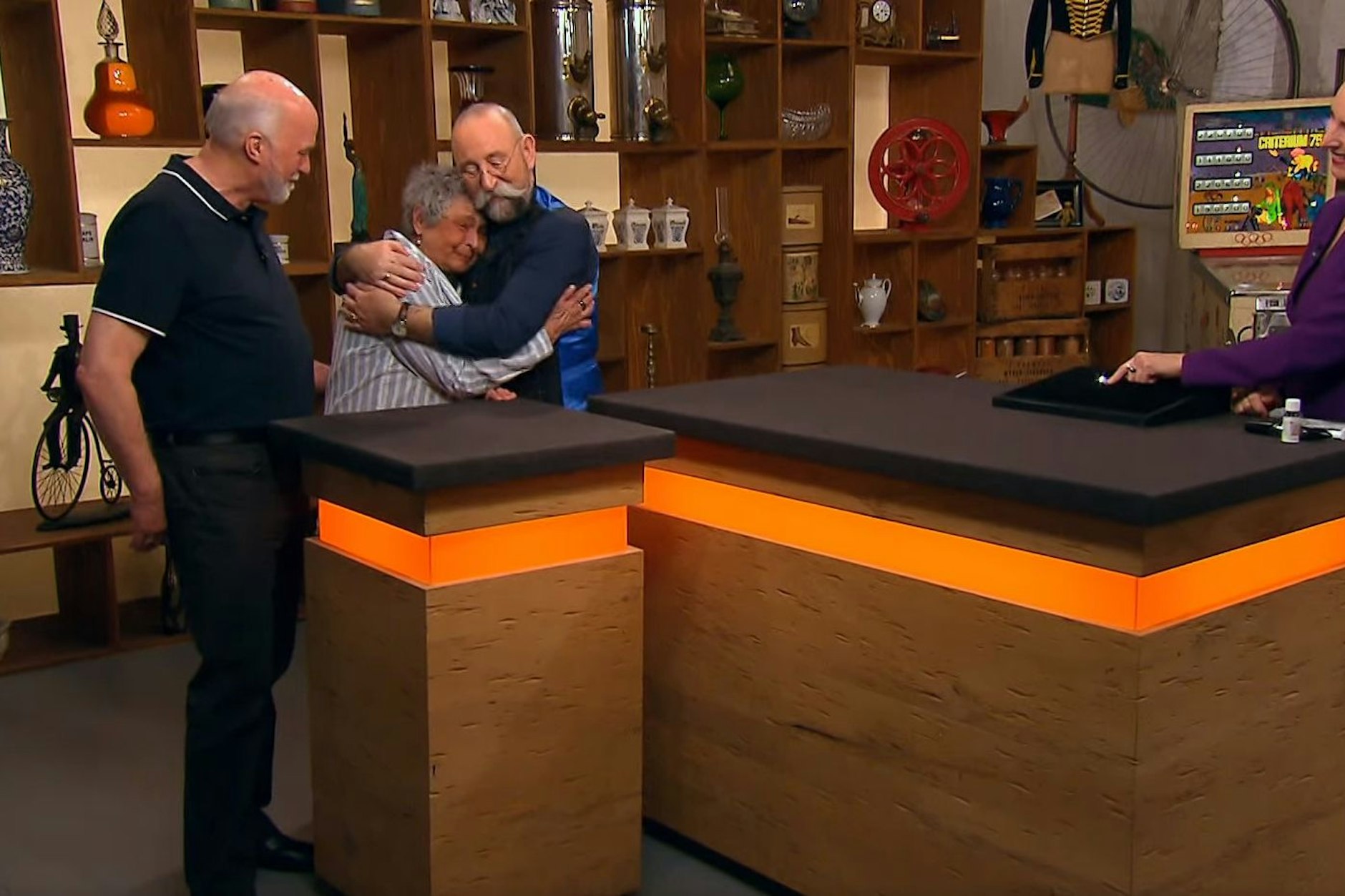 Maja ist gerührt, als sich der Wert ihres Ringes herausstellt. Aber „Bares für Rares“-Moderator Horst Lichter hat alles im Griff.