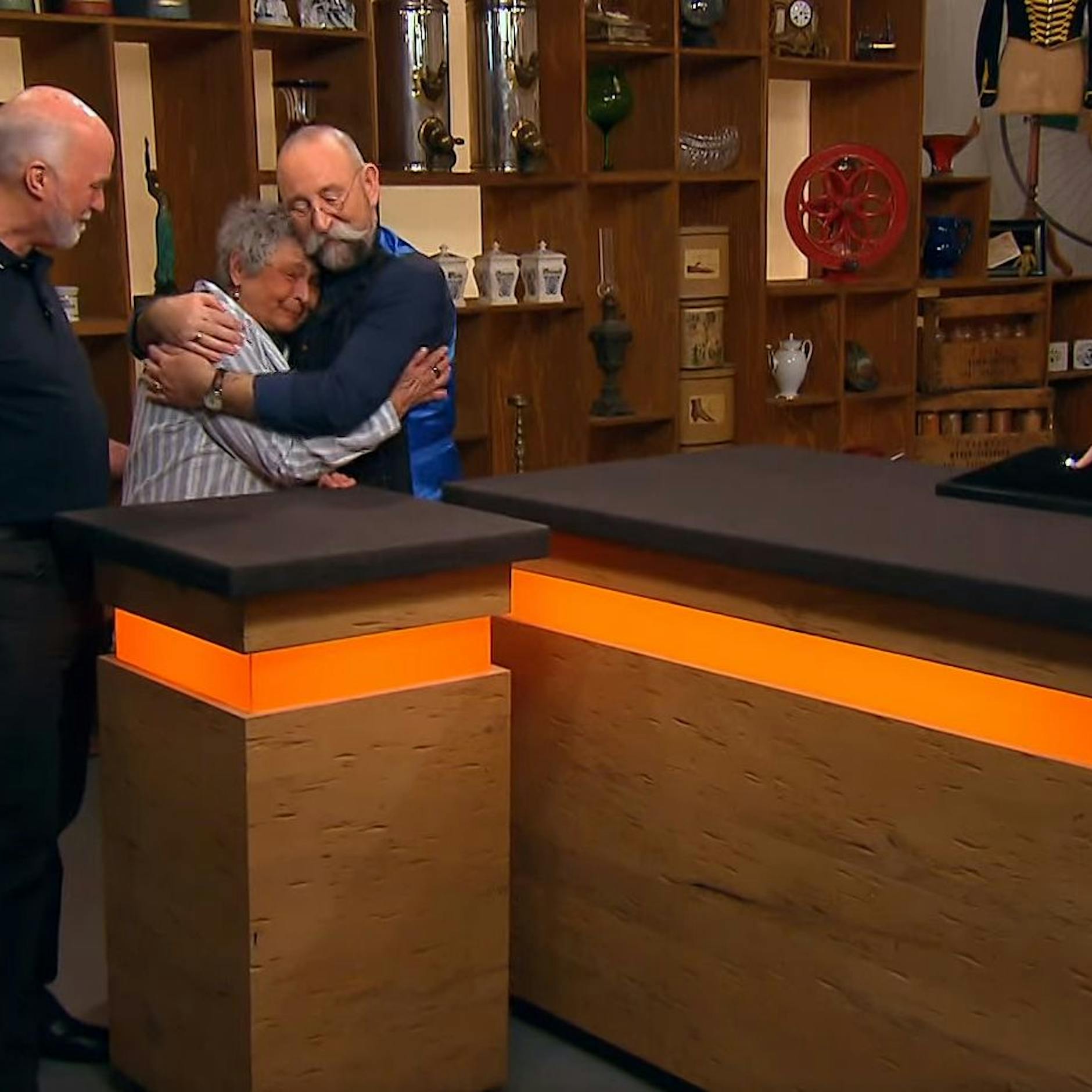 Verkäuferin weint – da macht „Bares für Rares“-Moderator den Bodyguard