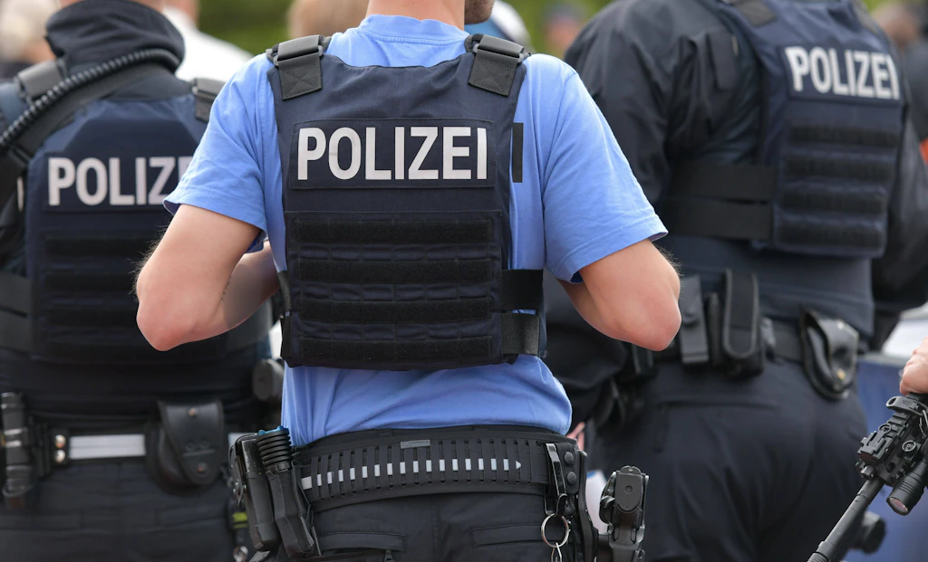 Lichtenberg: Betrunkener greift Geldtransporter an, wirft Hammer und beißt Polizisten