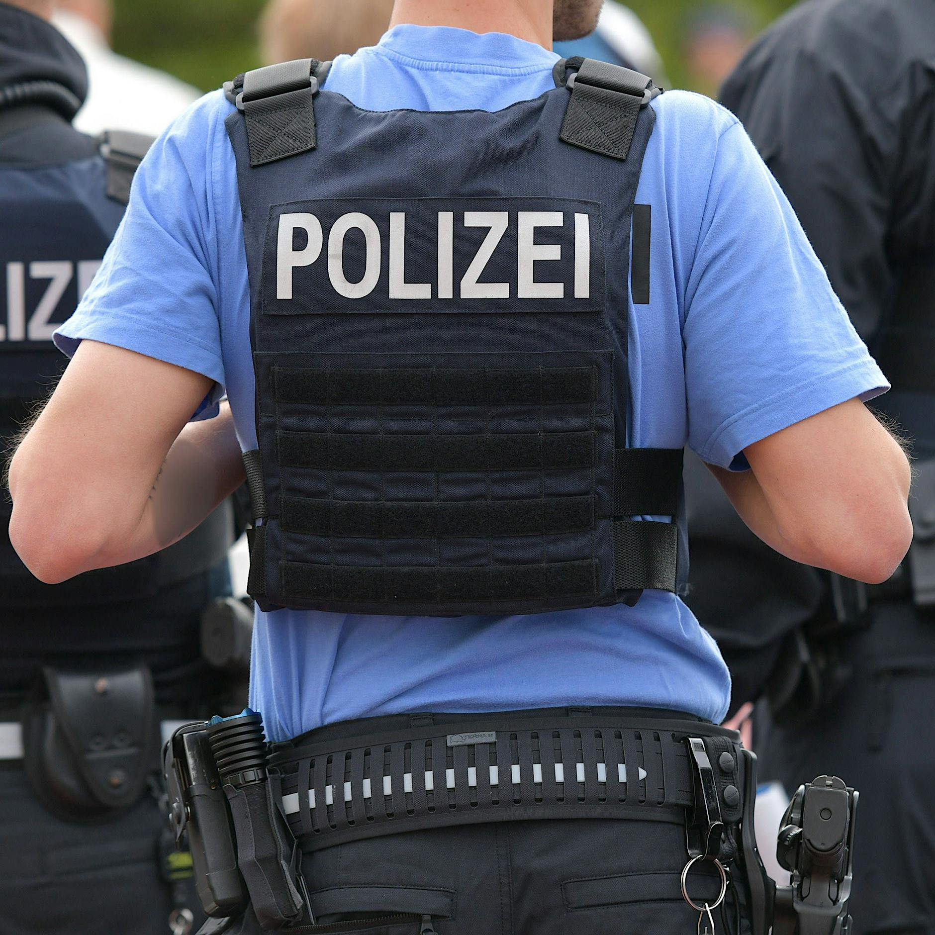 Berlin-Lichtenberg: Betrunkener Randalierer greift Geldtransporter an, wirft Hammer und beißt Polizisten