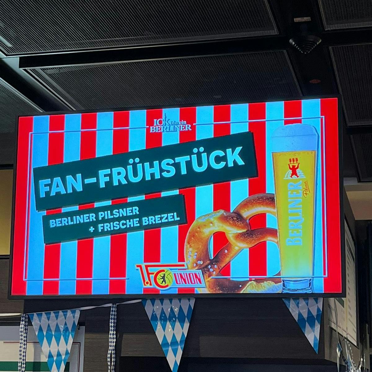 Am BER wartet auf die Unioner ein Fan-Frühstück mit Berliner Pilsner.