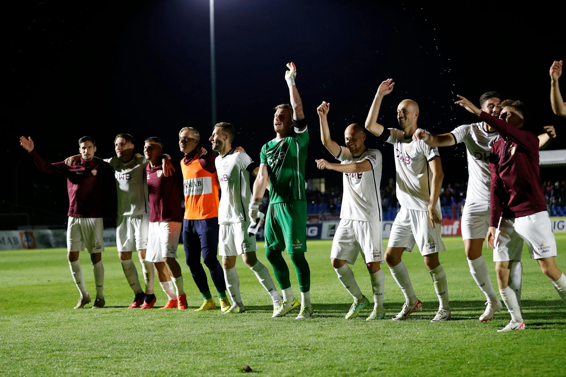 Für den Jubel nach dem Spiel müssen die Dynamos zuvor immer volle 90 Minuten Vollgas geben.