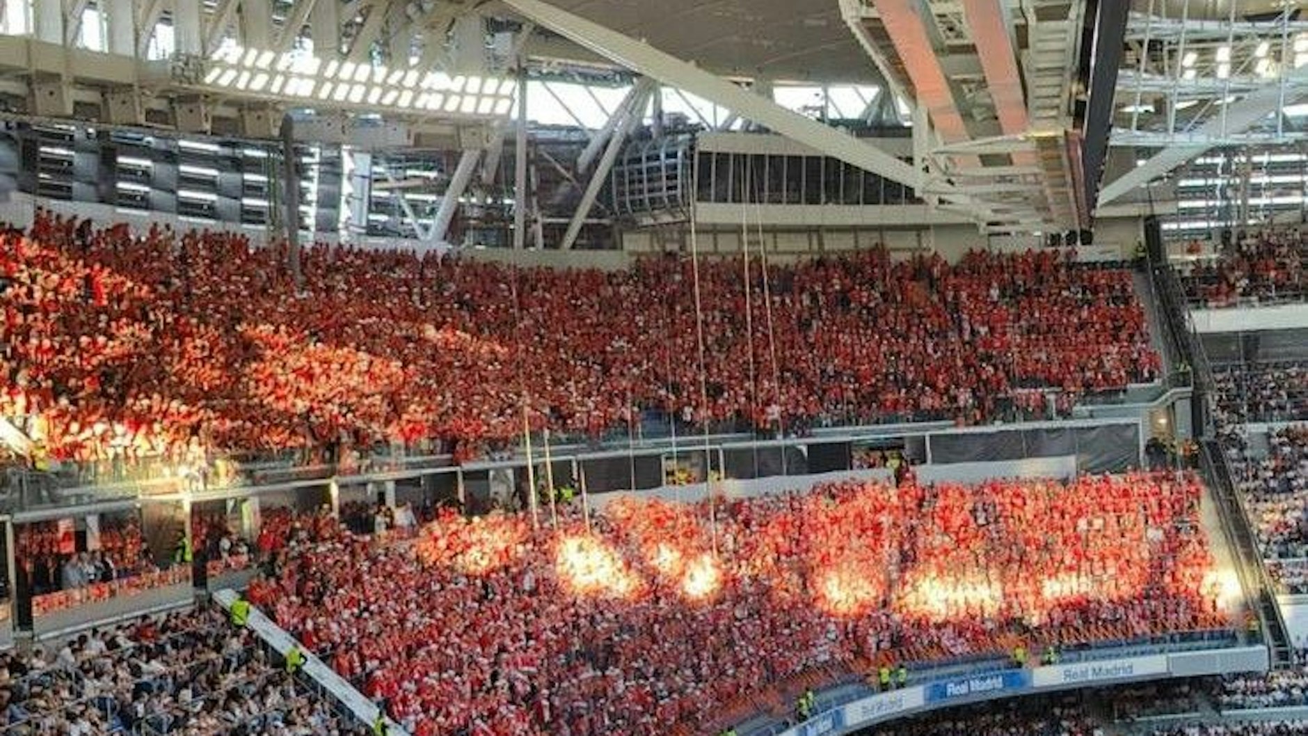 Volle Ränge bis unter das Dach im Bernabeu-Stadion von Madrid. Mehr als 81.000 Fans passen hier rein.