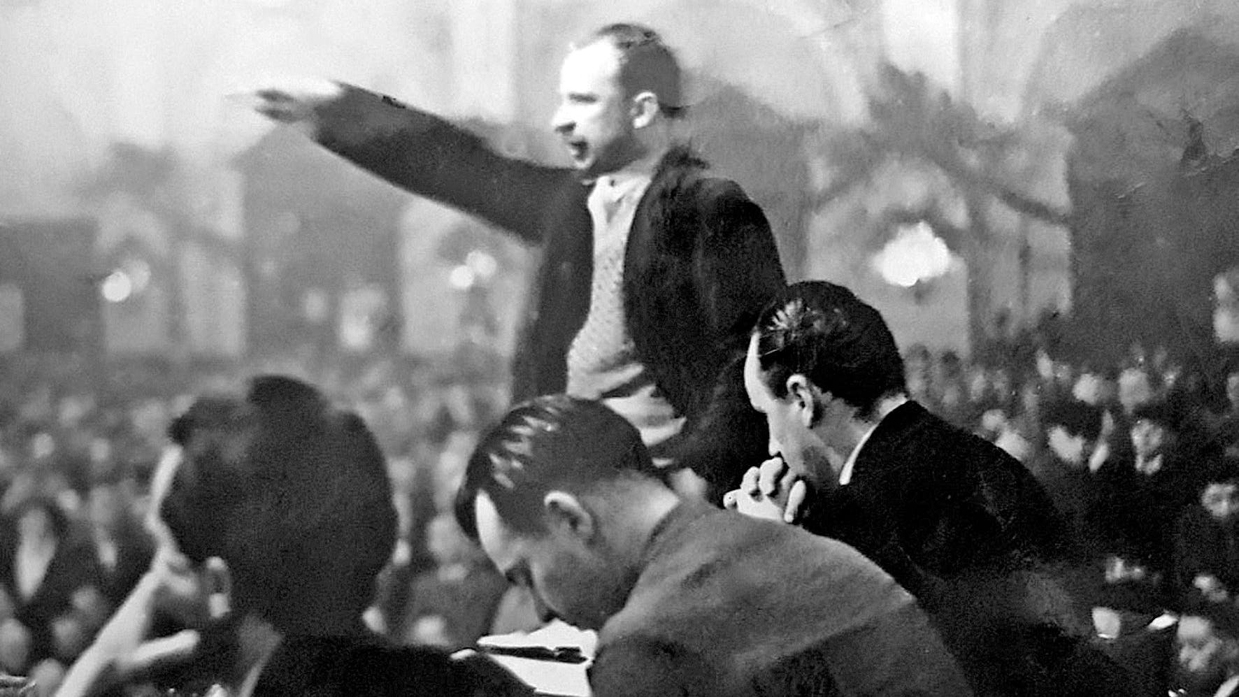 Walter Ulbricht vertritt am 22. Januar 1931 im Saalbau Friedrichshain seine klare antifaschistische Position, Gauleiter Goebbels (links) unterliegt im Rededuell.