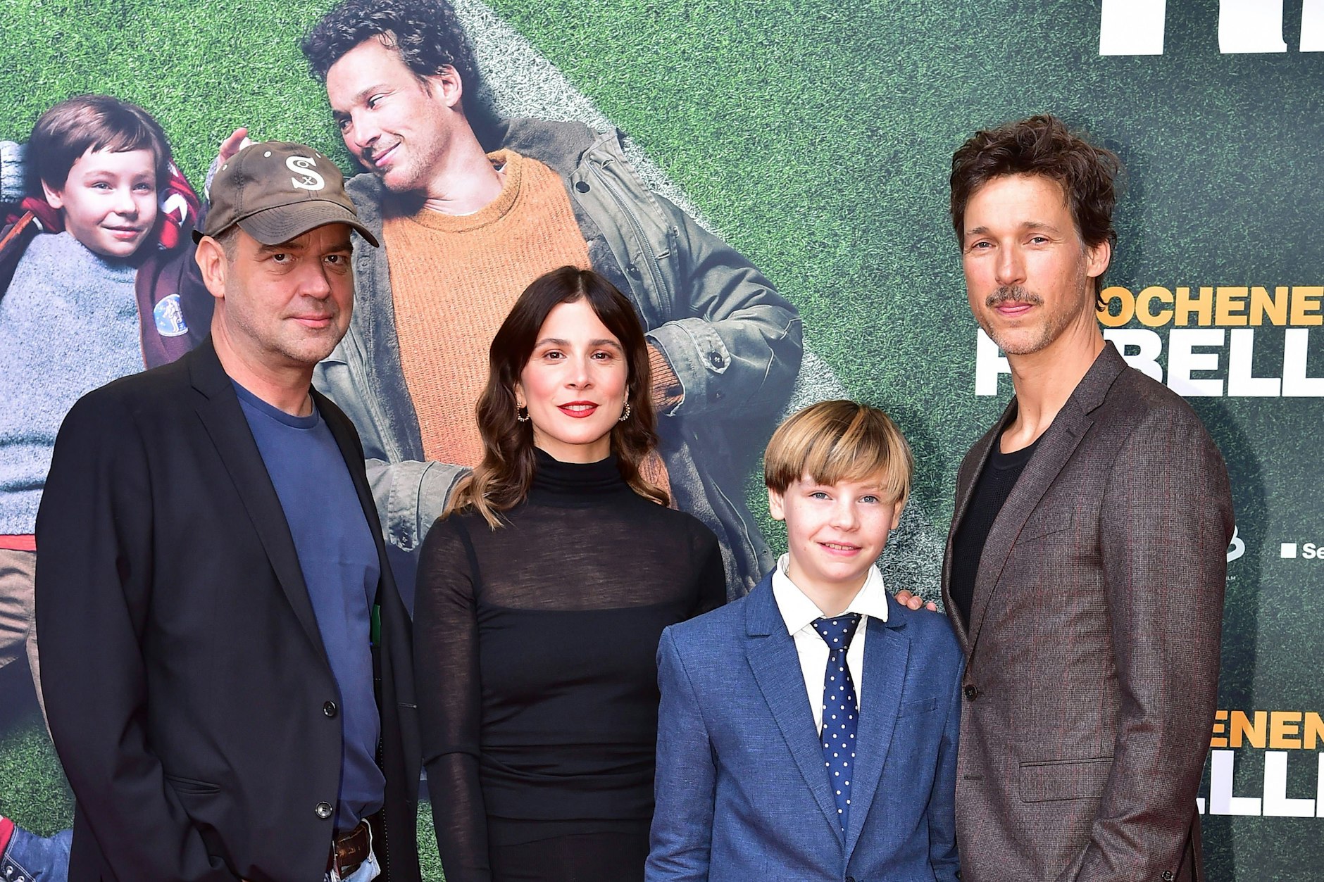 Cecilio Andresen mit Regisseur Marc Rothemund und seinen Filmeltern Aylin Tezel und Florian David Fitz.