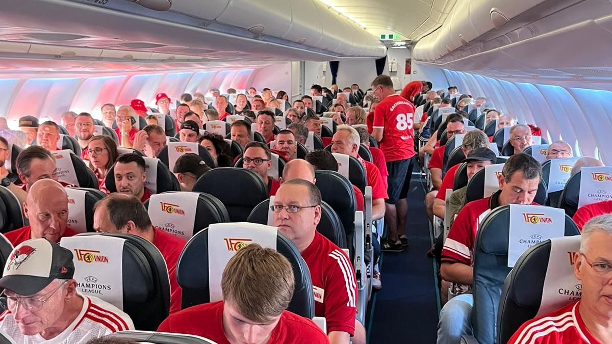 Flieger Nummer 3 kurz vorm Abflug nach Madrid – alle tragen Rot-Weiß!