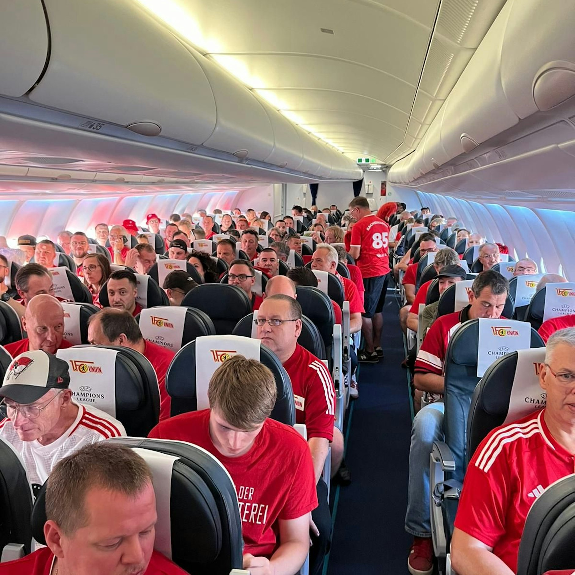 Flieger Nummer 3 kurz vorm Abflug nach Madrid – alle tragen Rot-Weiß!