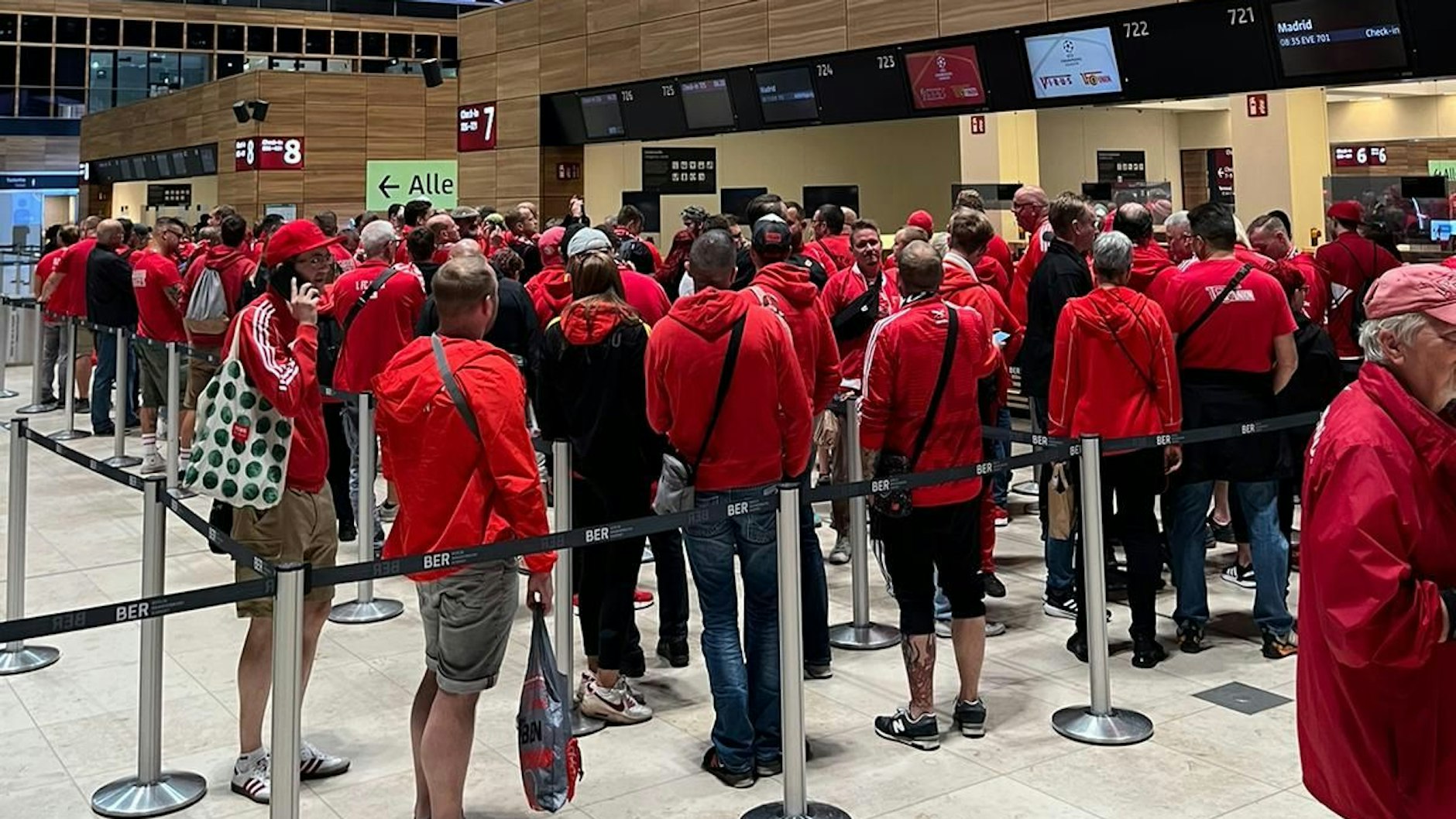 Die Ankunftshalle vom Flughafen BER am Mittwochmorgen ist gefüllt mit Unionern.